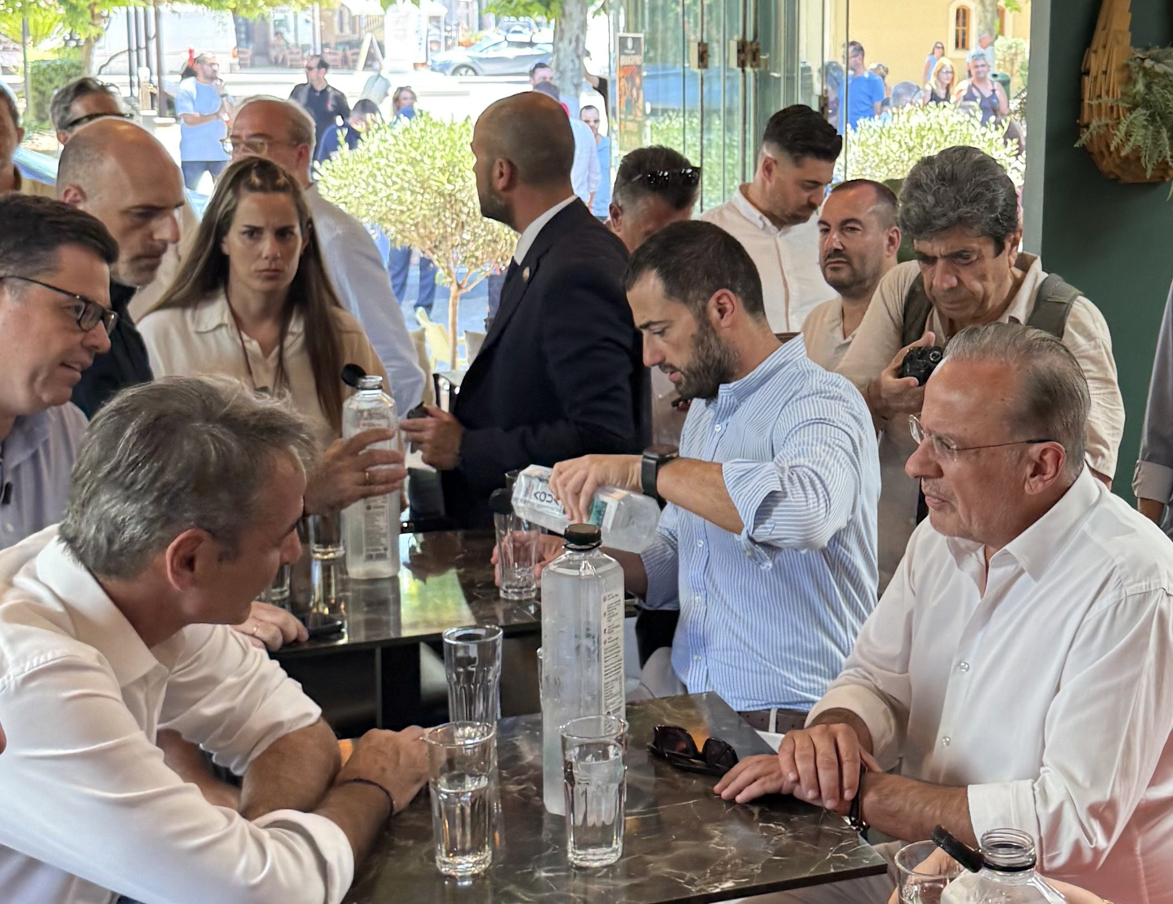 Παρέα με τον Θανάση Ζεμπίλη ο πρωθυπουργός απόλαυσε το εσπρεσάκι του στο Προκόπι