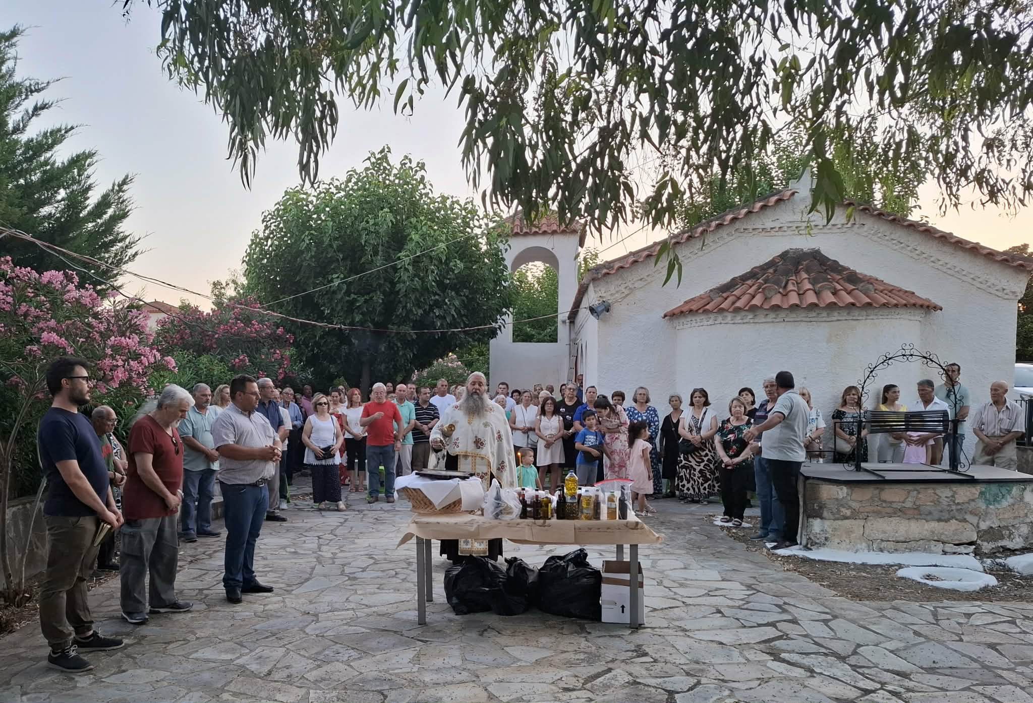Εύβοια: Πανηγυρικός εσπερινός σε αυτό το πανέμορφο ξωκλήσι των Αγίων Αναργύρων