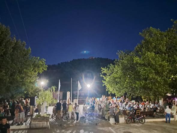 Πως ιερέας στην Εύβοια κρατά ζωντανό αυτό το γραφικό χωριό!