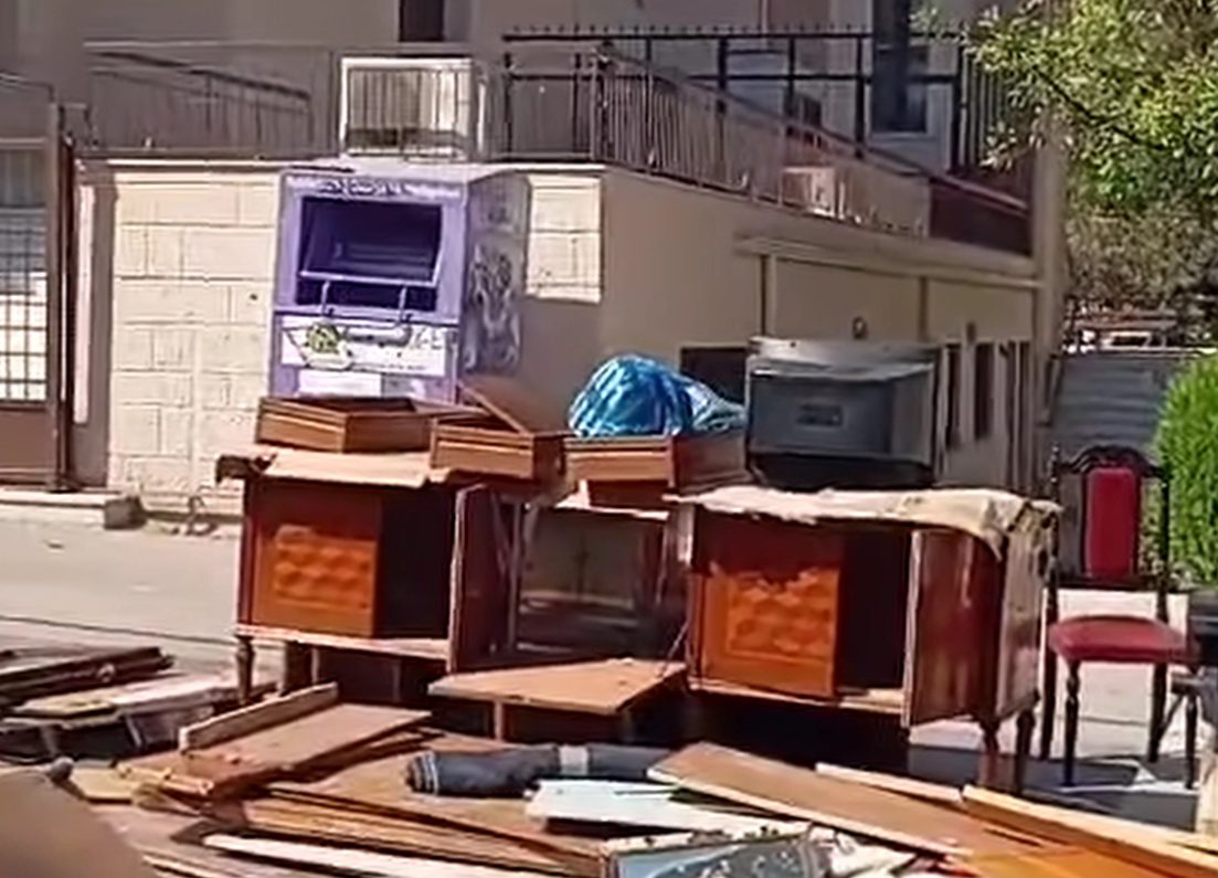 Ντροπή στη Χαλκίδα: Πέταξαν καναπέδες και ντουλάπια έξω από εκκλησία – Το βίντεο του αντιδημάρχου