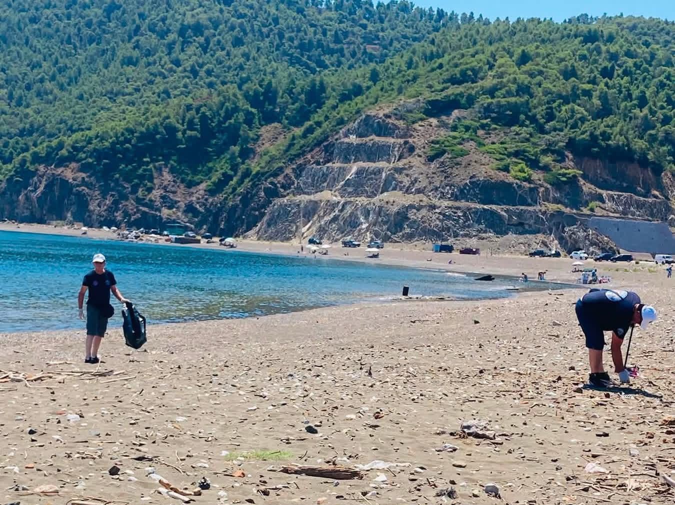 Εύβοια: Αντιδήμαρχος και εθελοντές έκαναν λαμπίκο πανέμορφη παραλία (pics)