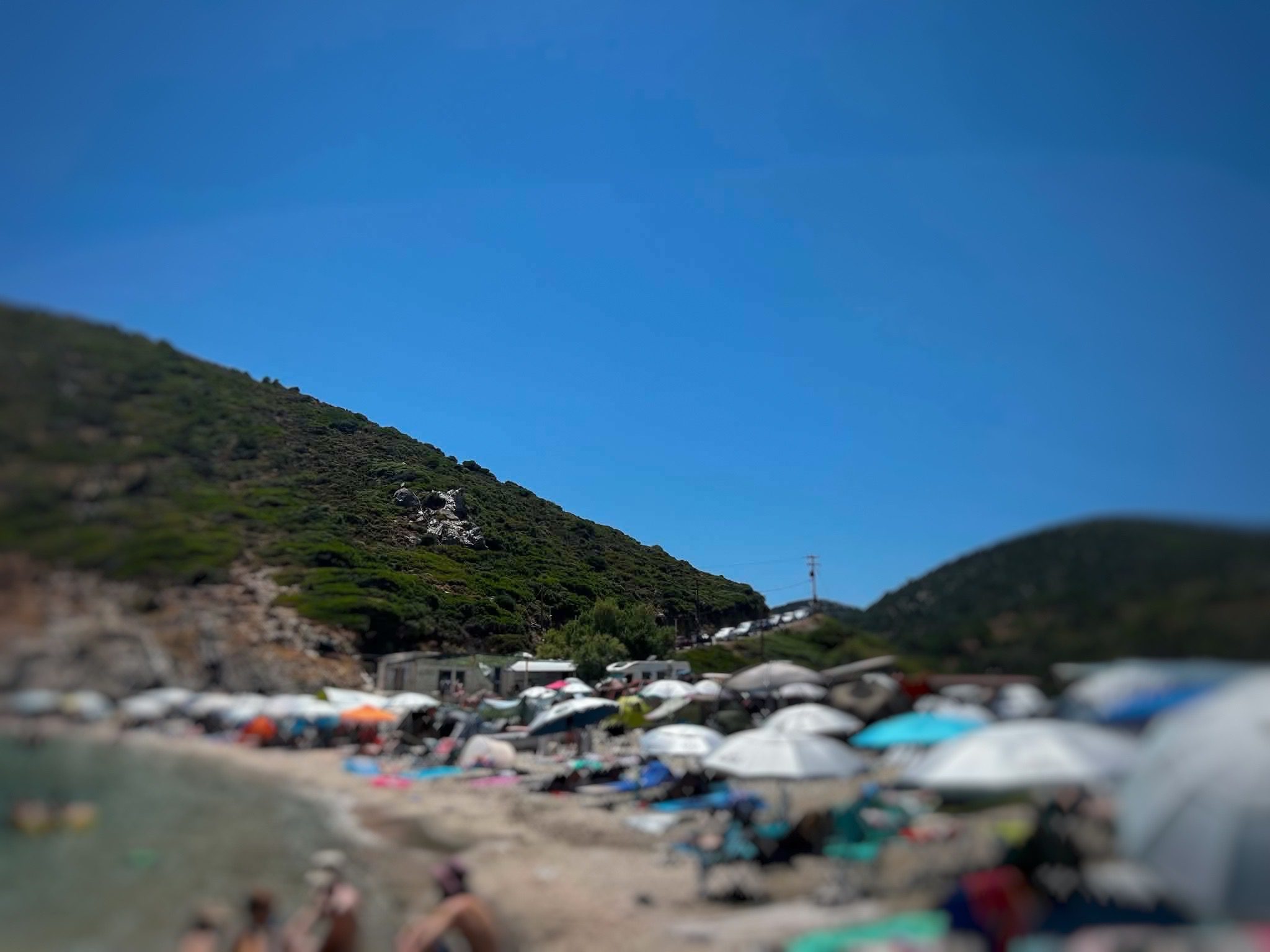 Μια από τις ωραιότερες παραλίες της Εύβοιας «πνίγεται» στον κόσμο