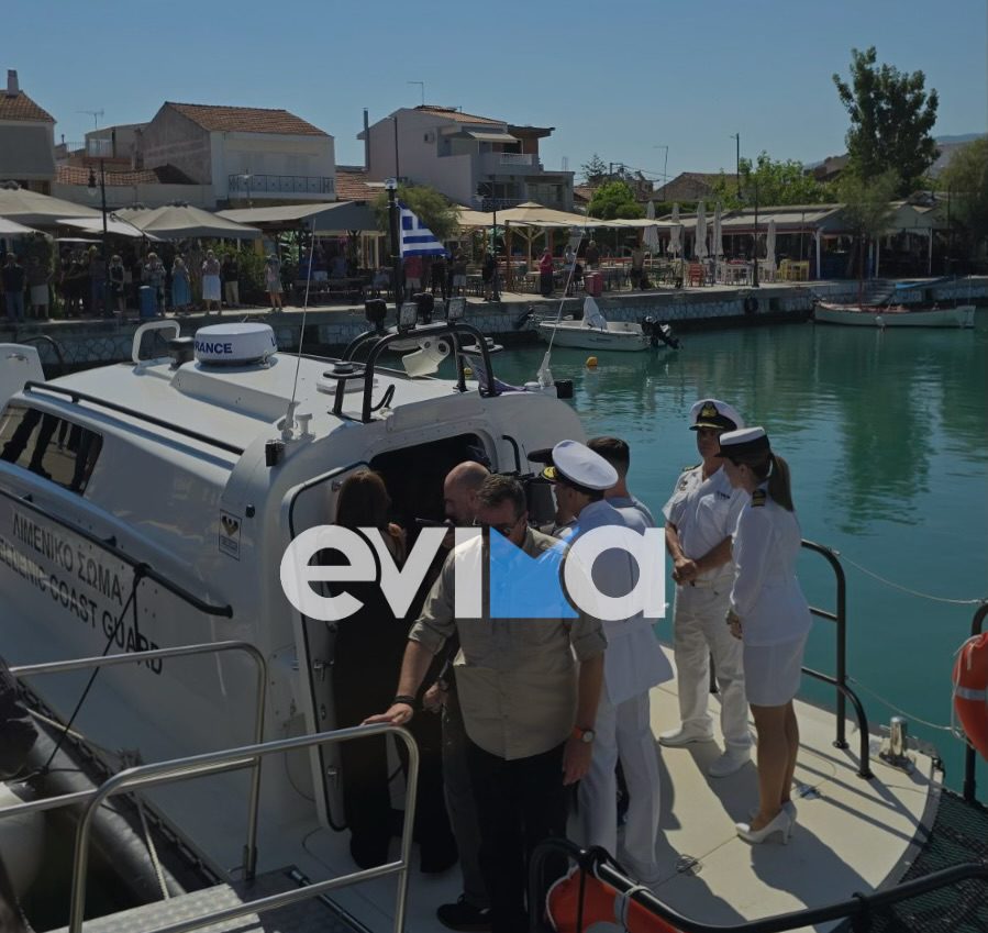 Στο πλωτό ασθενοφόρο του Λιμενικού ο Κυριάκος Μητσοτάκης