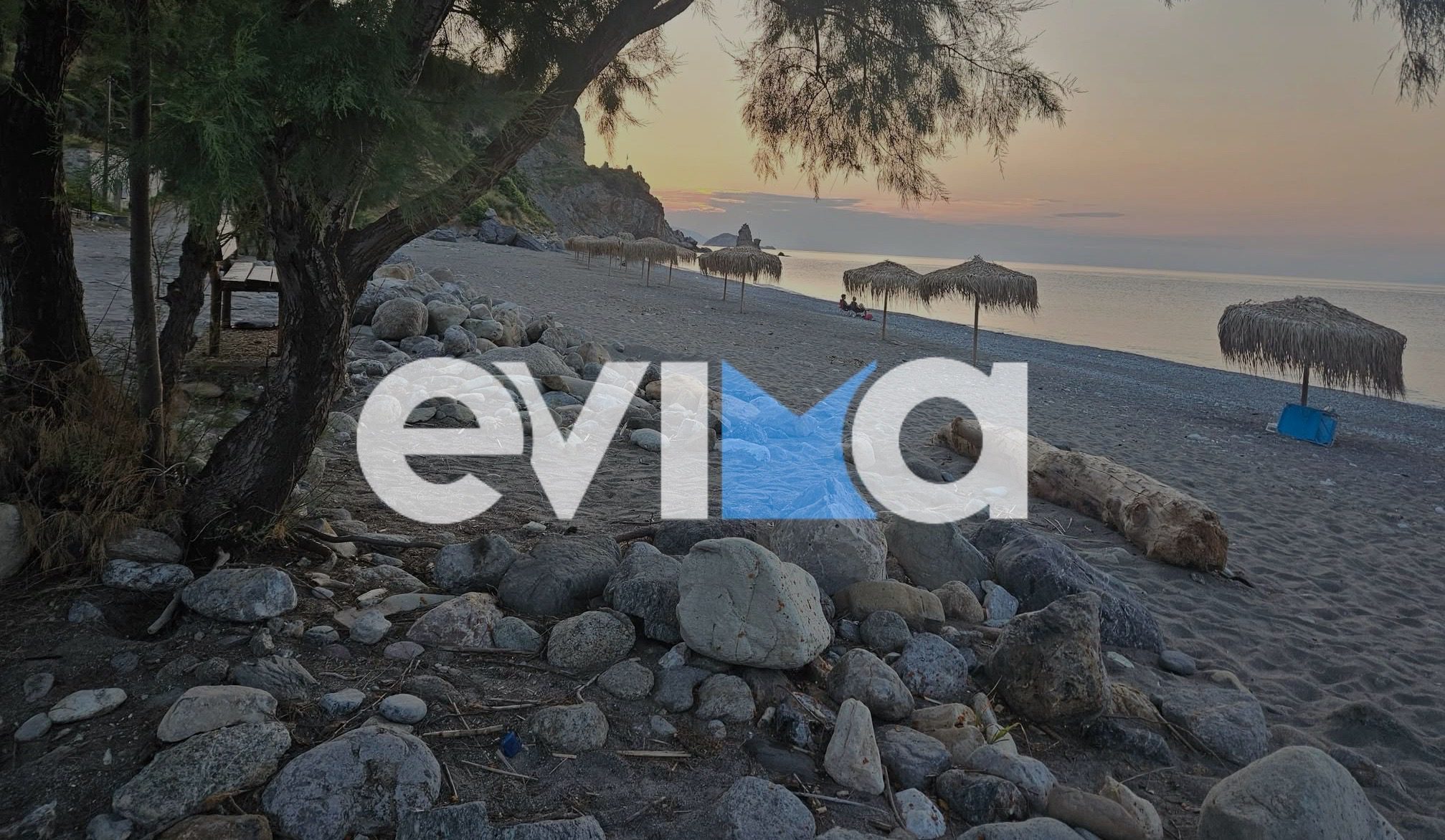 Πέτρες στην είσοδο γνωστής παραλίας στην Εύβοια – Τι έχει συμβεί;