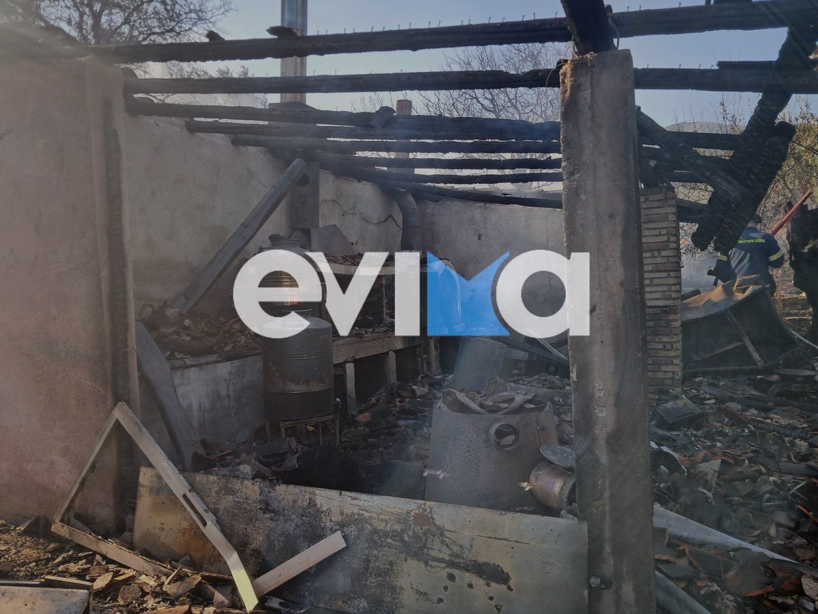 Φωτιά στην Εύβοια: Έσκασαν φιάλες – Κάηκε ολοσχερώς οίκημα (pics&vid)