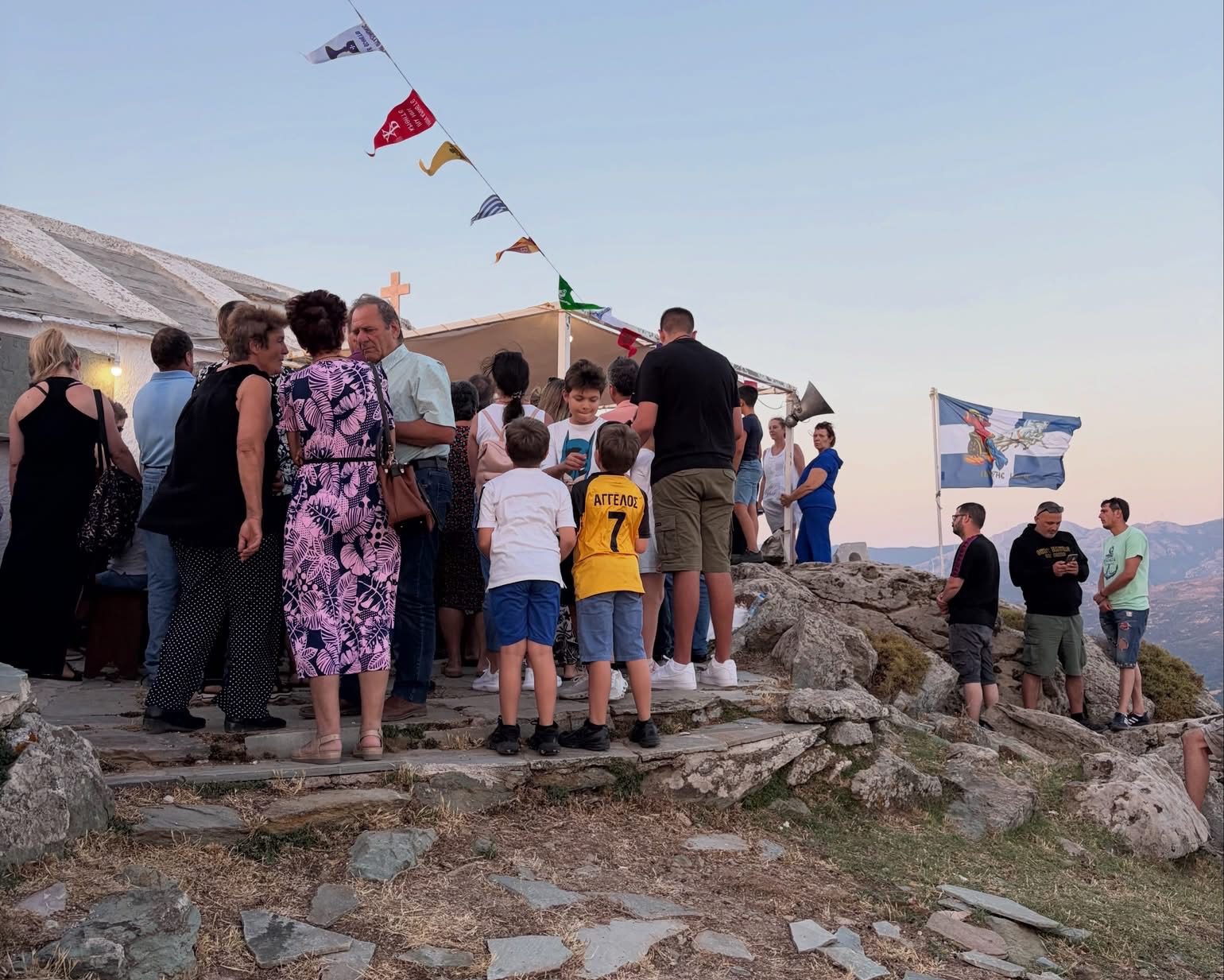 Με κατάνυξη ο πανηγυρικός Εσπερινός του Προφήτη Ηλία στο Μαρμάρι – Πλήθος πιστών στο γραφικό ξωκλήσι