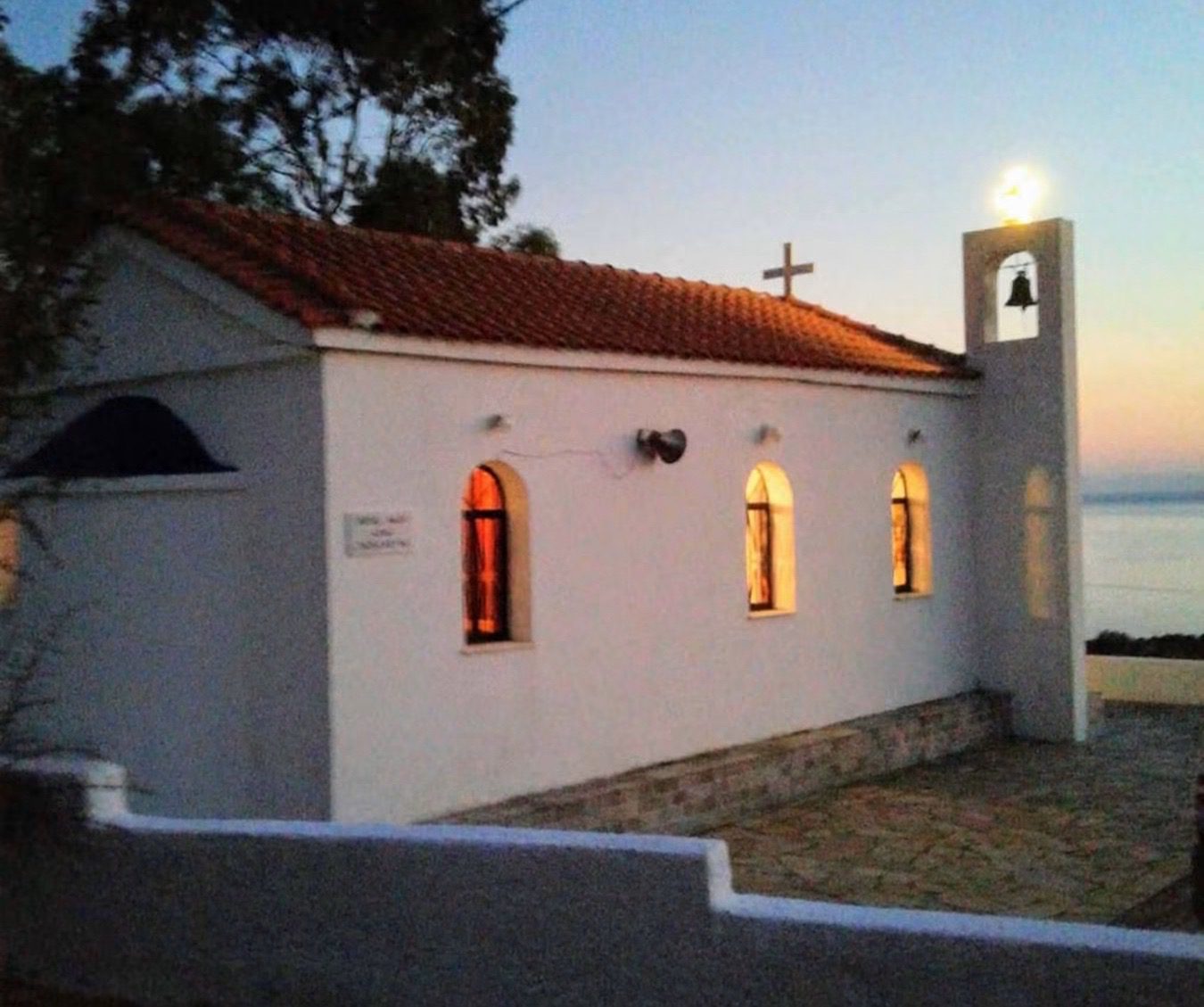 Ένα ξωκλήσι «κρεμασμένο» πάνω από το Αιγαίο γιορτάζει! Ξέρετε πού βρίσκεται;