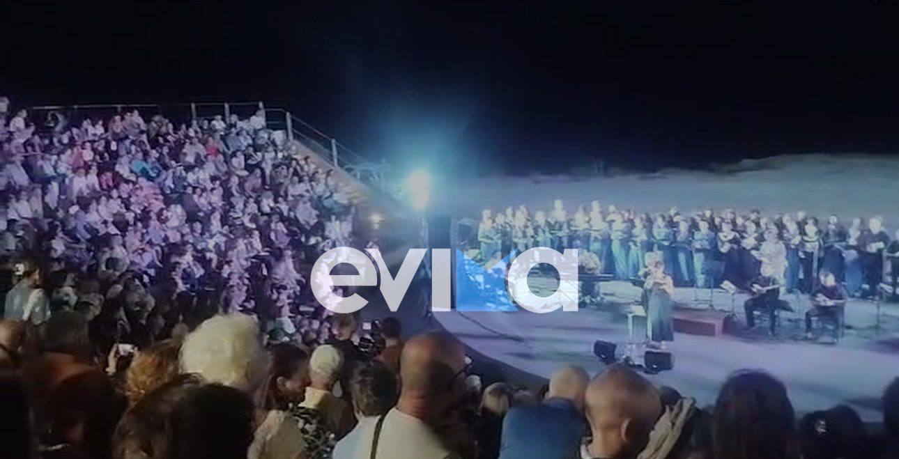 Μεγαλειώδης βραδιά στην Κάρυστο – Κατάμεστο το θέατρο για το αφιέρωμα στον Μάνο Λοΐζο!