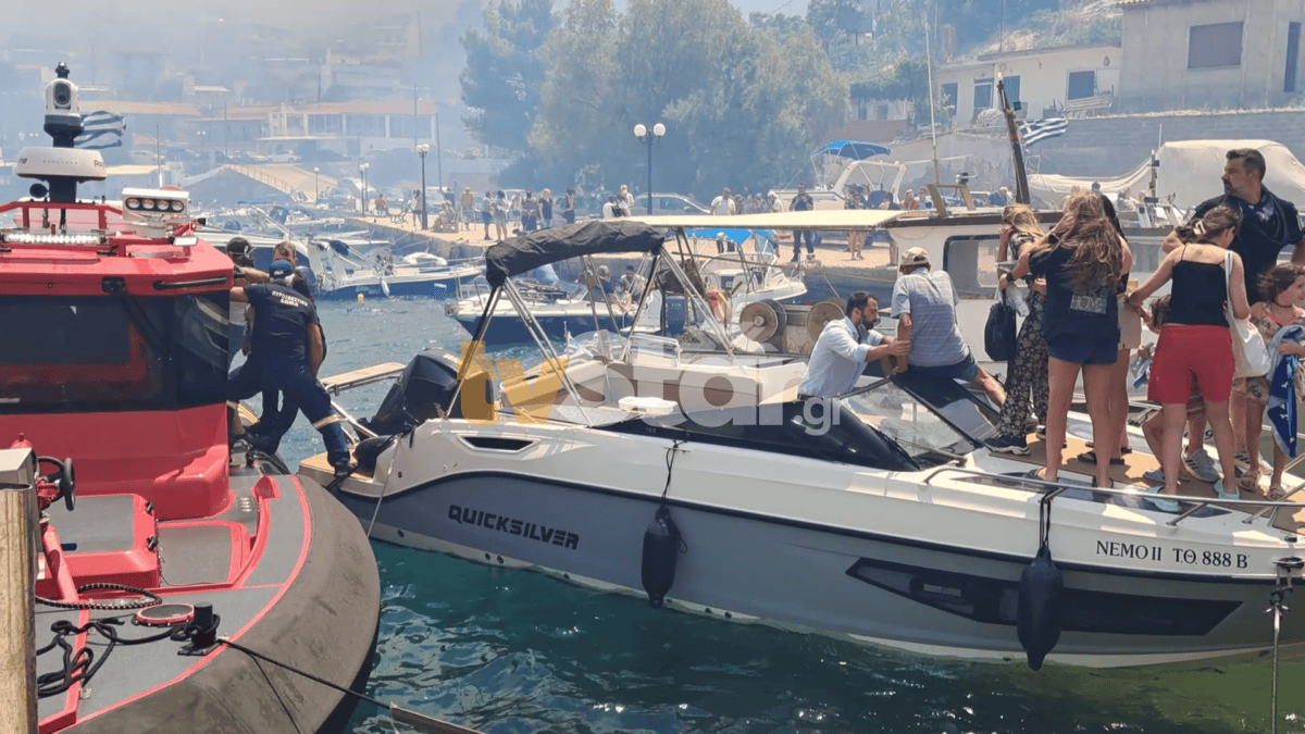 Κόλαση φωτιάς στη Βοιωτία: Δραματικές εικόνες με τον κόσμο να επιβιβάζεται σε σκάφη