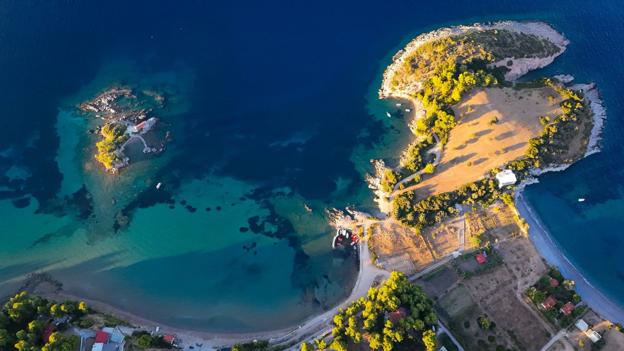 Η παραλία της Εύβοιας που μοιάζει με καρποσταλ