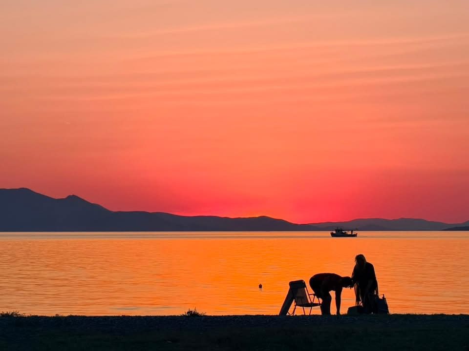 Μαγικό υπερθέαμα στην Εύβοια: Ο ουρανός βάφτηκε πορτοκαλί