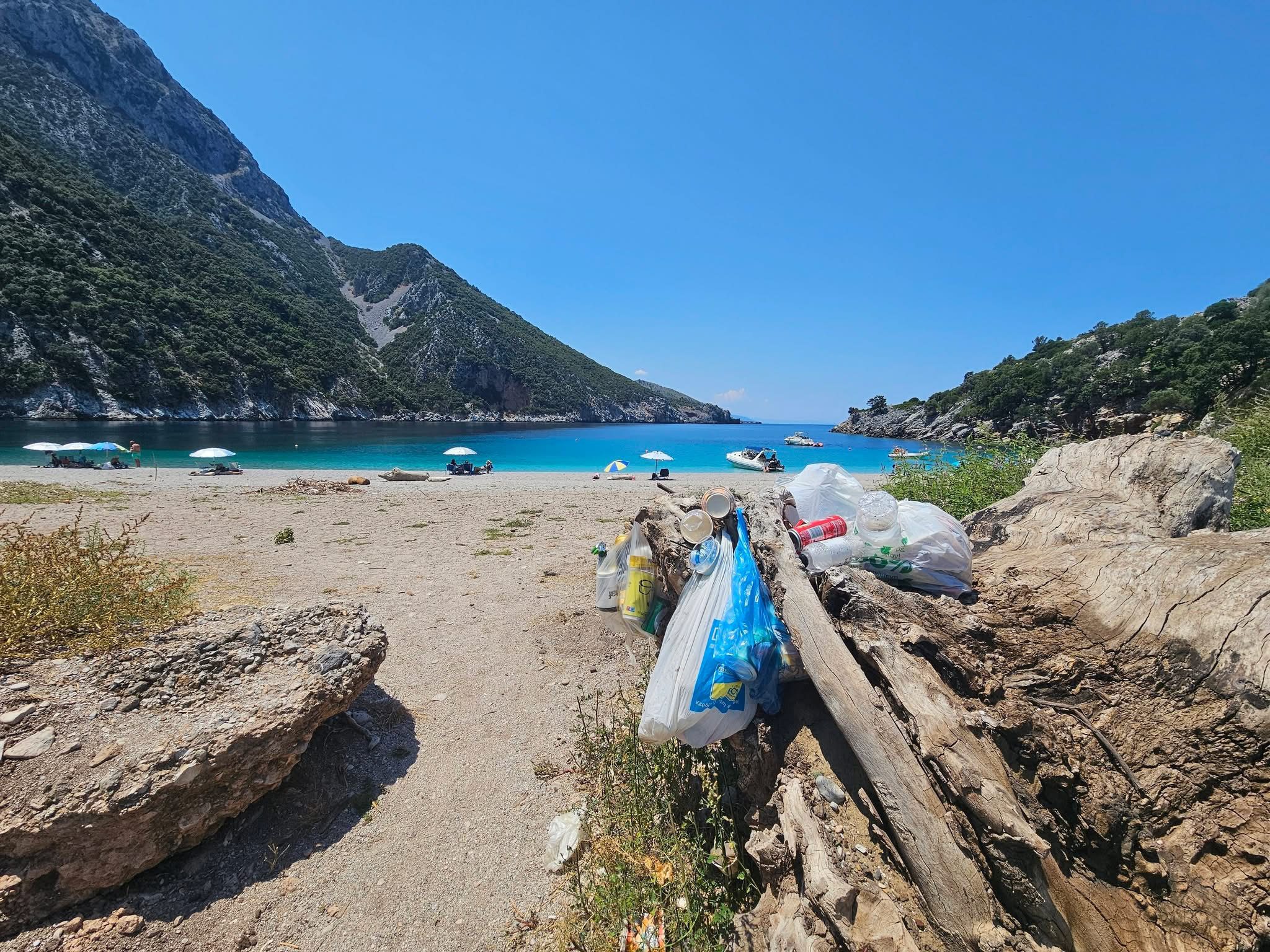 Εικόνες ντροπής στην Εύβοια: Γέμισαν με σκουπίδια την ωραιότερη παραλία του νομού