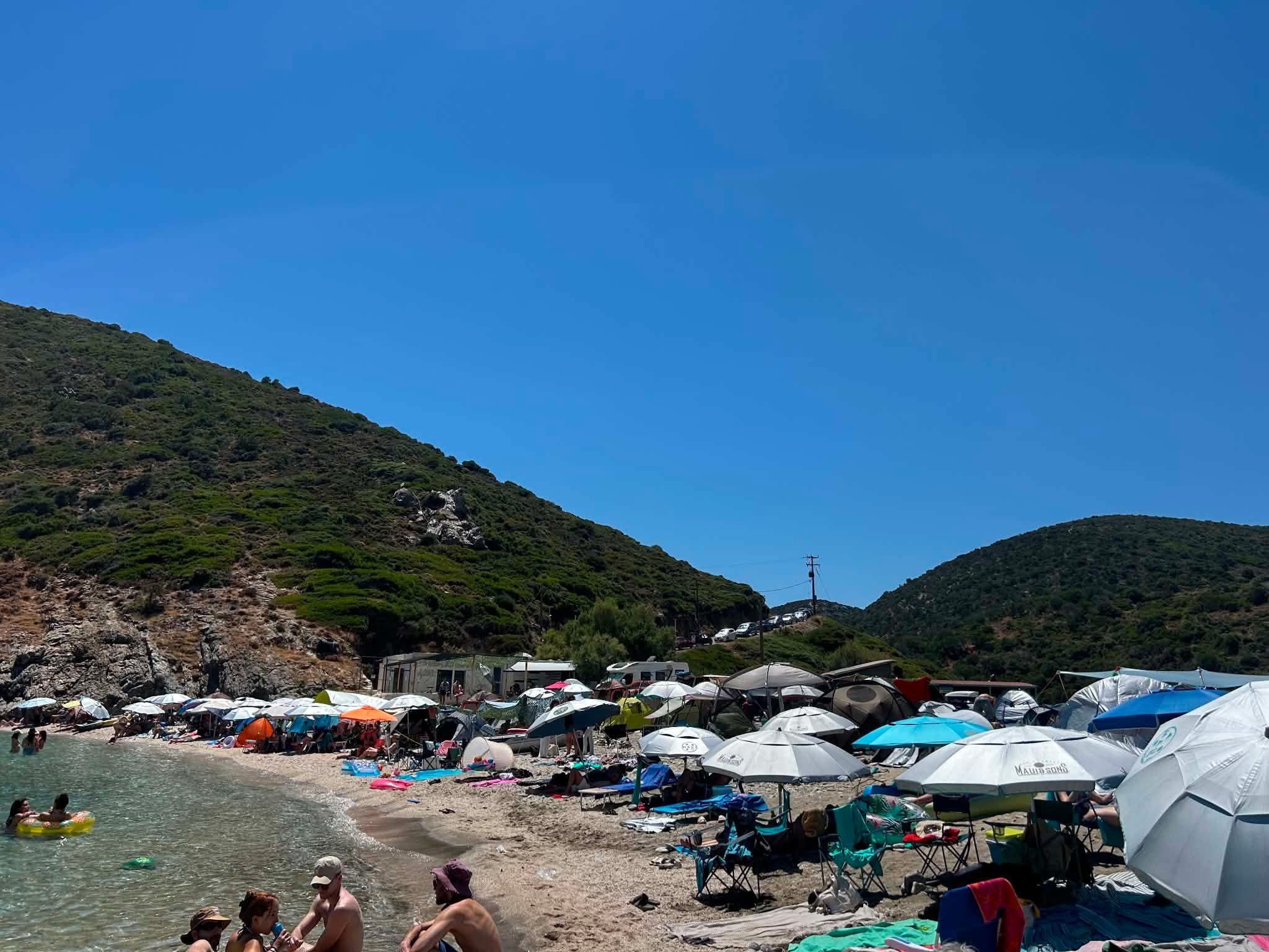 Μια από τις ωραιότερες παραλίες της Εύβοιας «πνίγεται» στην σκηνή