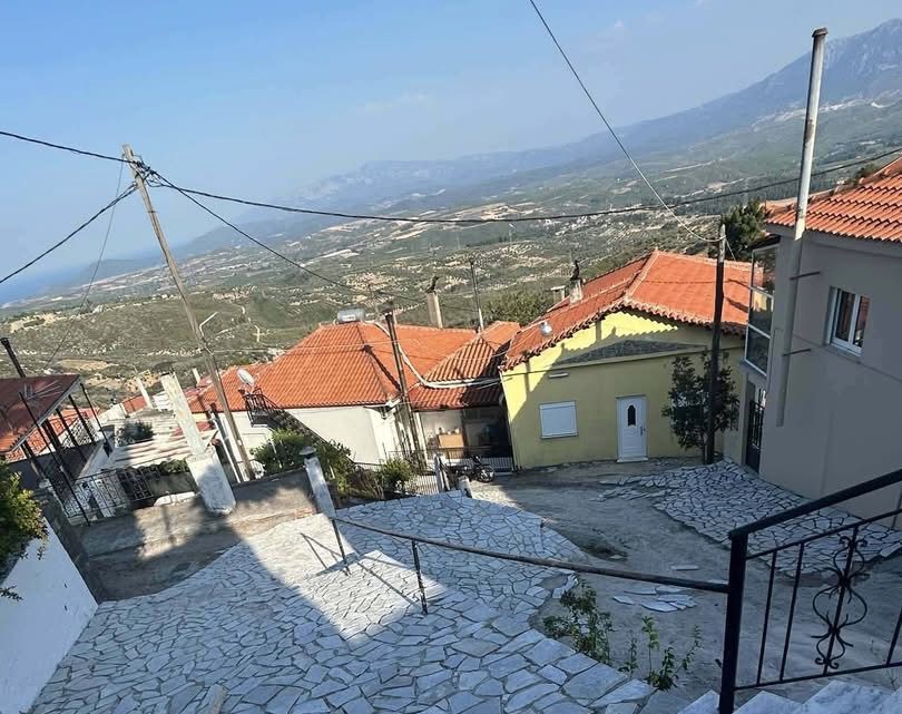 Αλλάζουν όψη δύο χωριά της Εύβοιας: Πέτρινα σοκάκια, νέα πλατεία και γήπεδο 5×5!