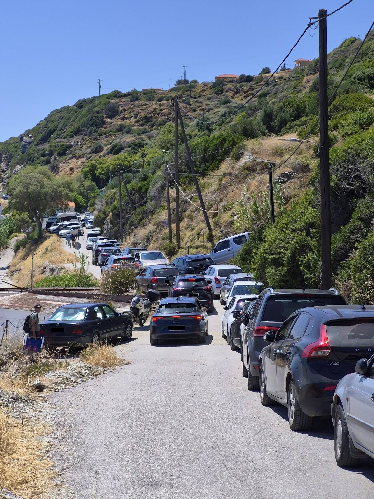 Κυκλοφοριακό χάος σε πασίγνωστη παραλία της Εύβοιας: «Αν γίνει το κακό, πώς θα περάσει το ασθενοφόρο;»