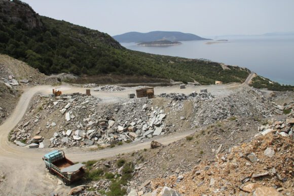 Εύβοια: Στο επίκεντρο της Βουλής τα λατομεία Καρύστου – Η ρύθμιση για τη συνέχιση της λειτουργίας τους
