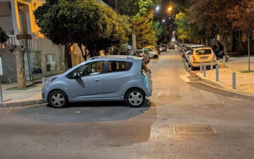 Τα απίθανα «τεχνάσματα» των Ελλήνων οδηγών για να… παρκάρουν παράνομα