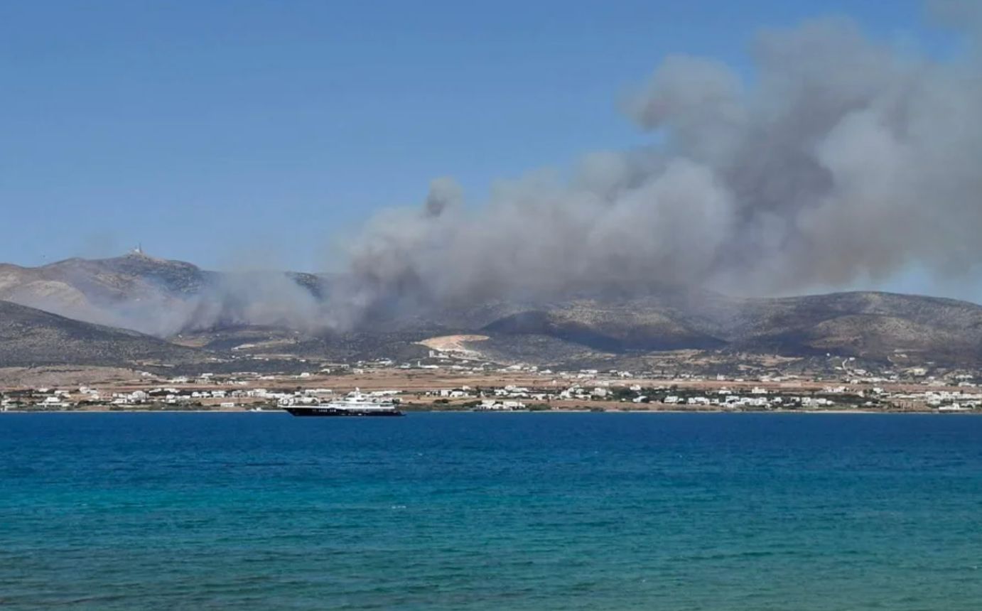 Μεγάλο φωτιά στην Πάρο – Εκκενώνονται περιοχές, μηνύματα από το 112