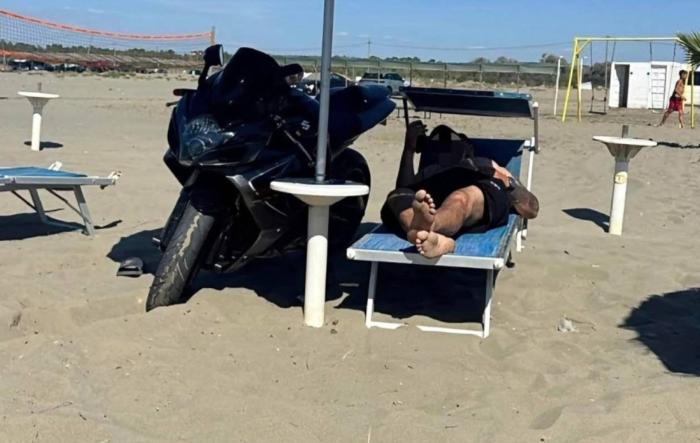 Έβαλε τη μηχανή του κάτω από την ομπρέλα και πήγε για μπάνιο – Η εικόνα που προκάλεσε αντιδράσεις