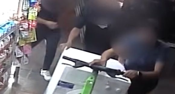 Κρήτη: Μετέφεραν πλυντήριο ρούχων πάνω σε ηλεκτρικό πατίνι (βίντεο)
