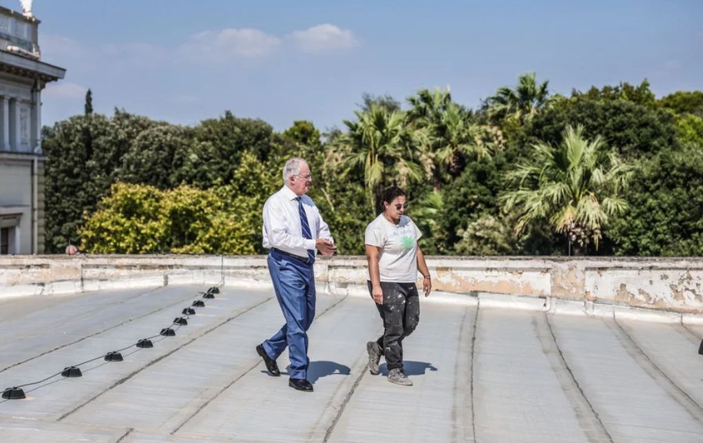 Γιατί ανέβηκε στη στέγη του Προεδρικού Μεγάρου ο Πρόεδρος της Δημοκρατίας