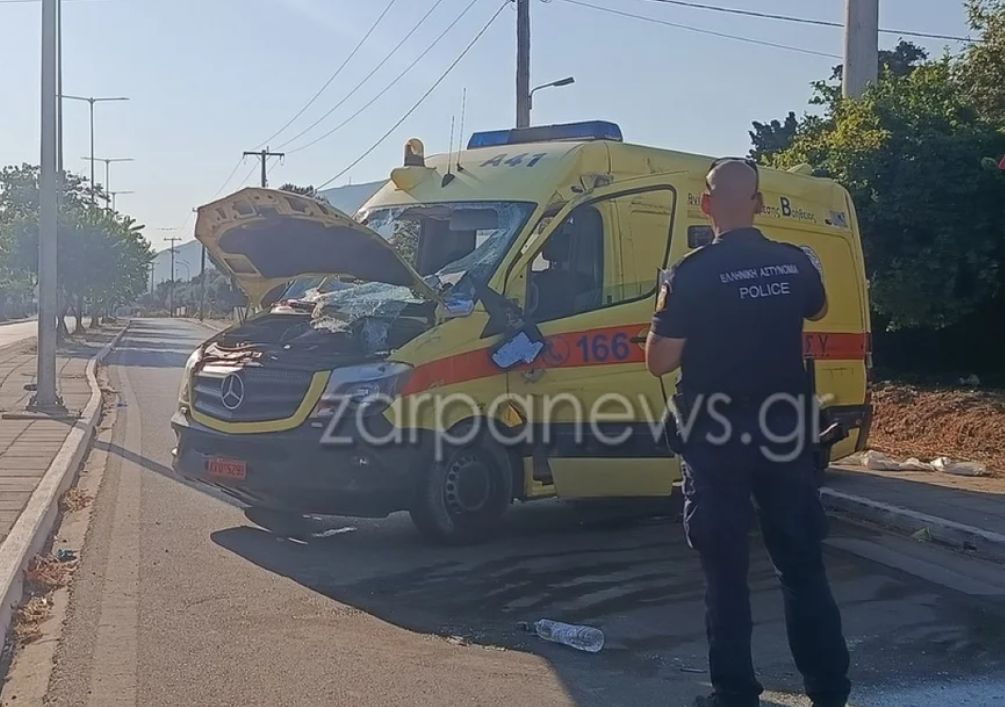 Ασθενοφόρο τούμπαρε μετά από σύγκρουση με ΙΧ – Νεκρός ασθενής, τραυματίστηκαν διασώστες