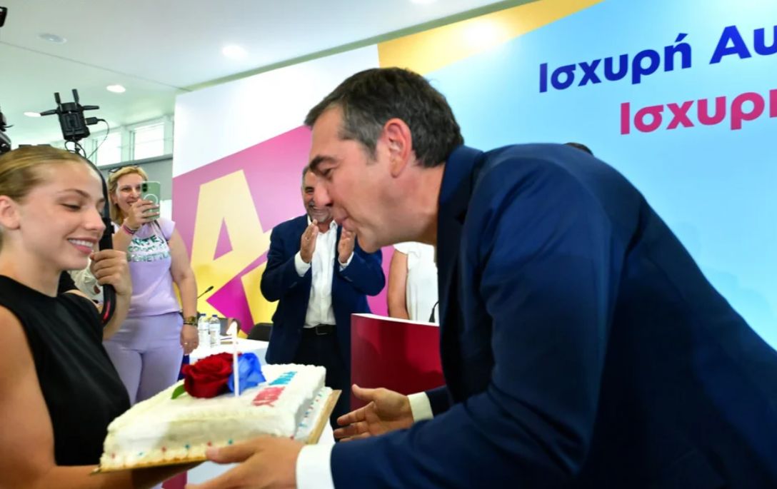 Τούρτα-έκπληξη για τα γενέθλια του Αλέξη Τσίπρα