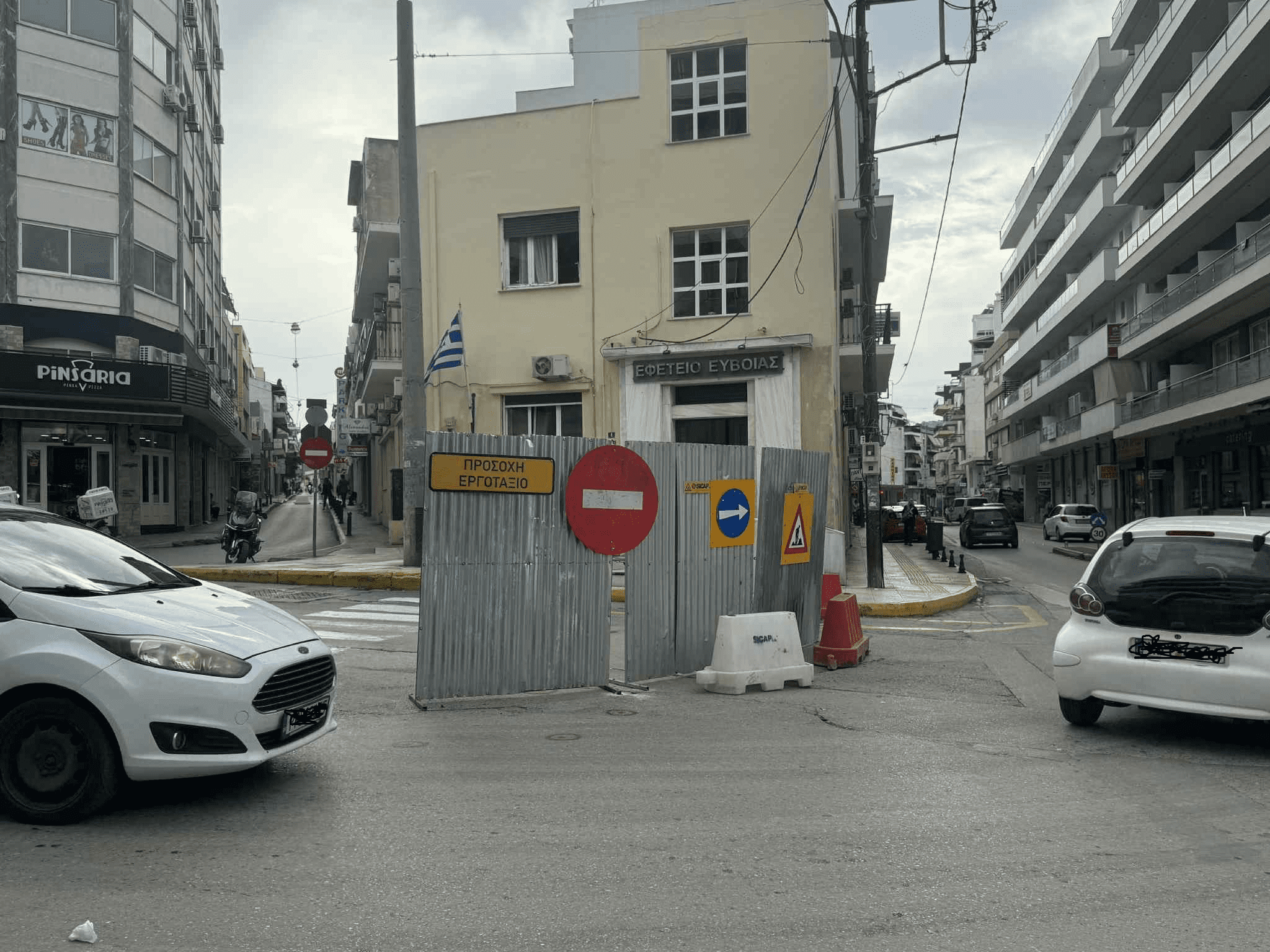 Παραμένει το «χάος» στο κέντρο της Χαλκίδας: Πότε θα φτιαχτεί η ζημιά