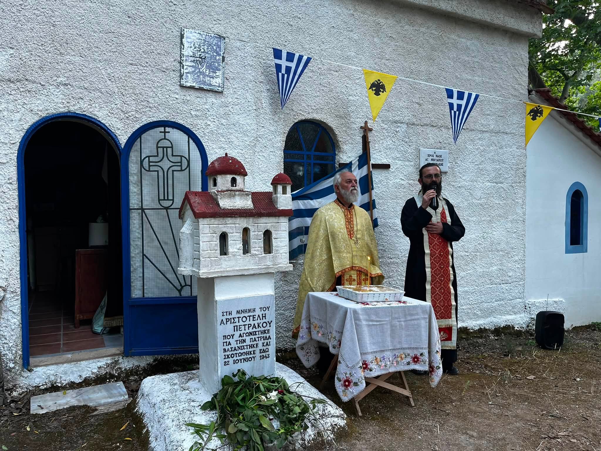 «Βούλιαξε» από κόσμο το γραφικό εξωκκλήσι της Αγίας Κυριακής στην Εύβοια