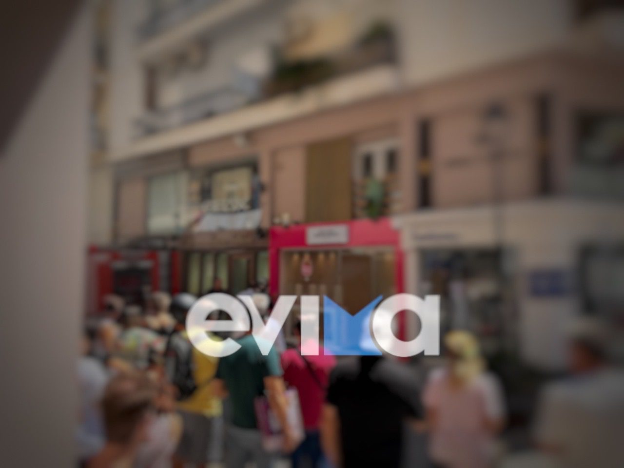 Χαλκίδα τώρα βγαίνουν καπνοί από εμπορικό κατάστημα