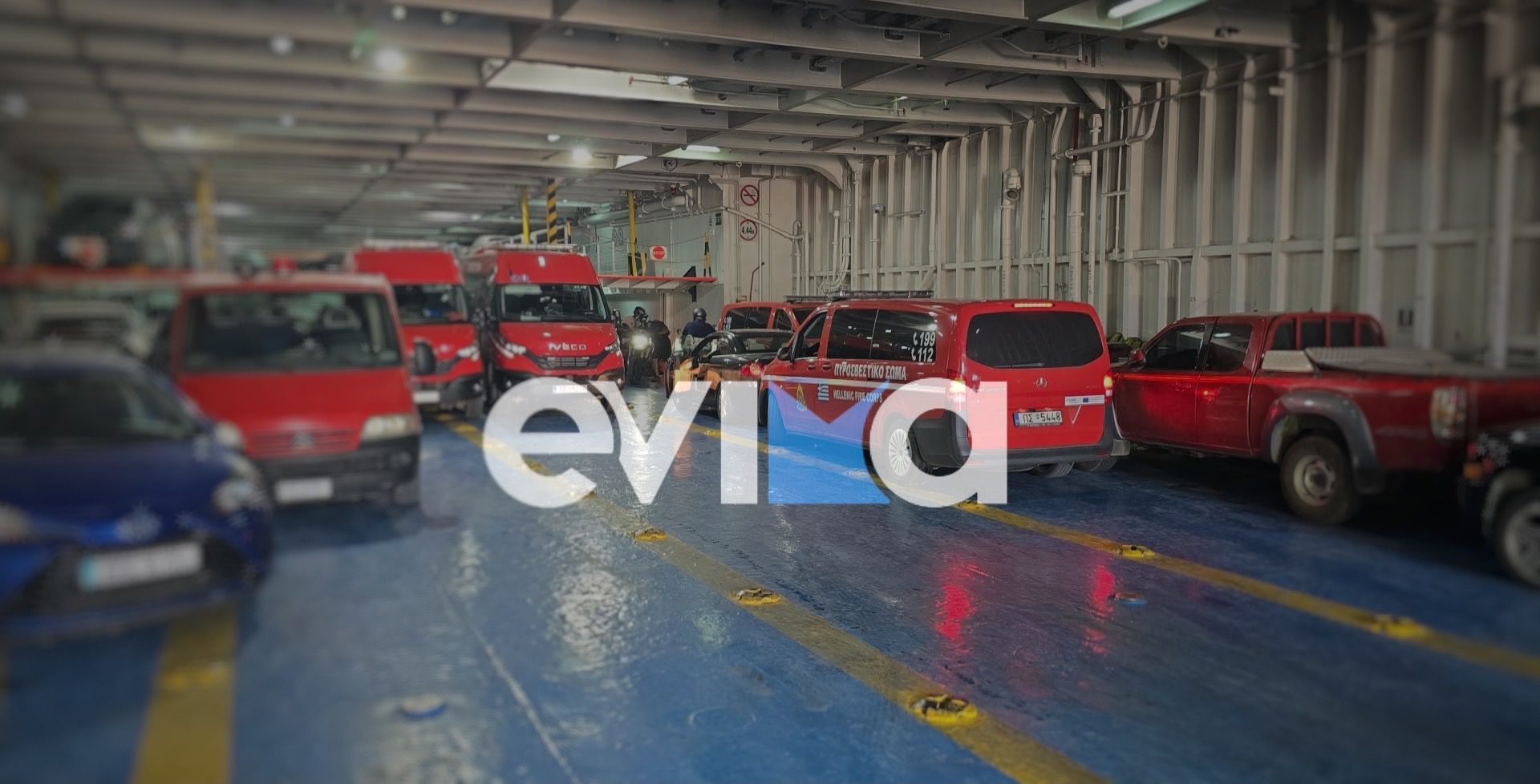 Σκύρος: Γεμάτο με πυροσβεστικά οχήματα το πλοίο της γραμμής