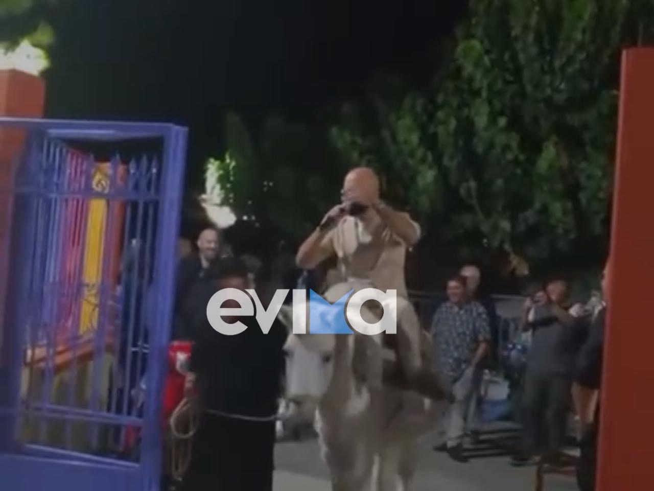 Τραγουδιστής έφτασε σε πανηγύρι της Εύβοιας με άλογο – Βίντεο