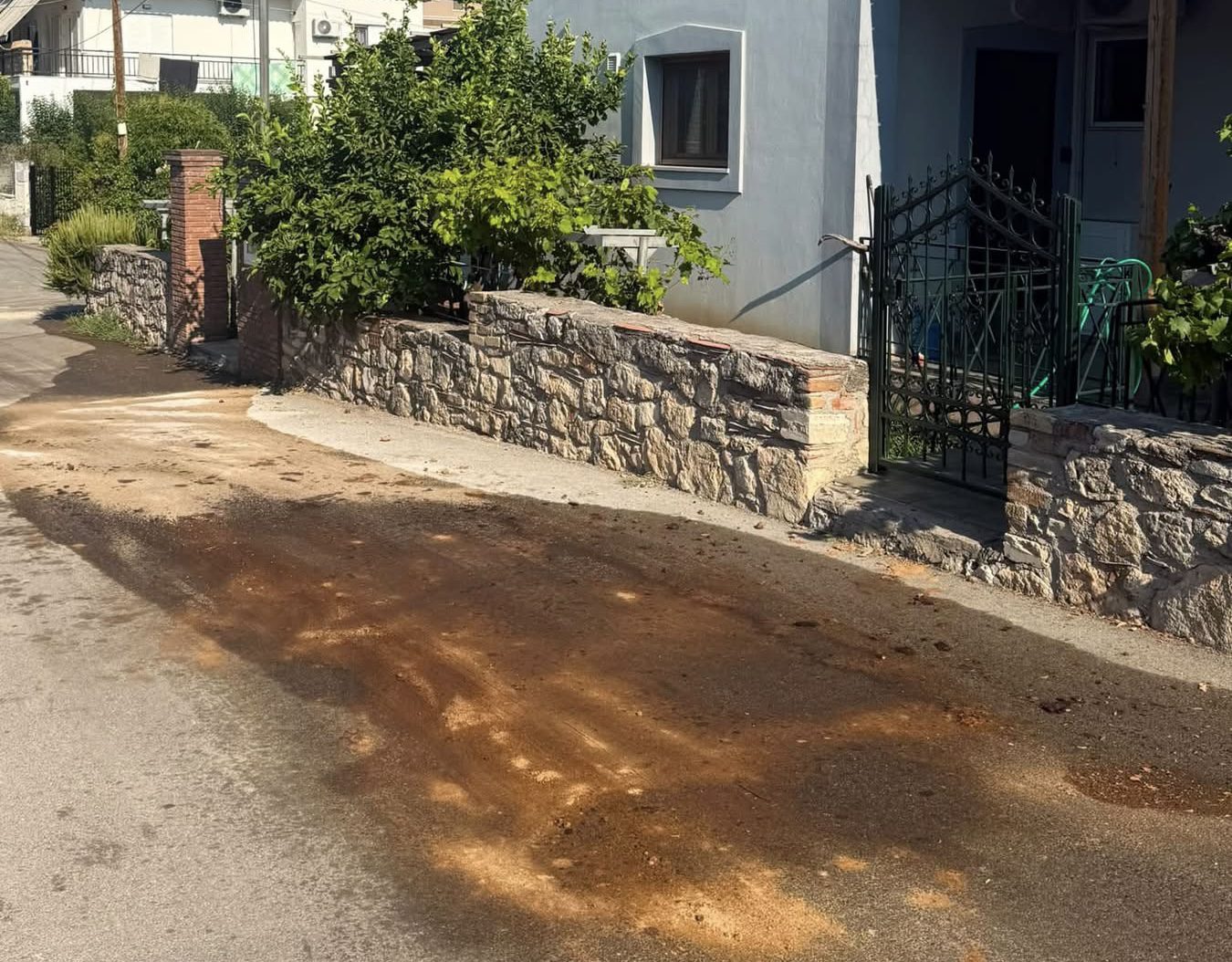 Μεγάλη προσοχή δρόμος έχει γεμίσει με λάδια στην Εύβοια