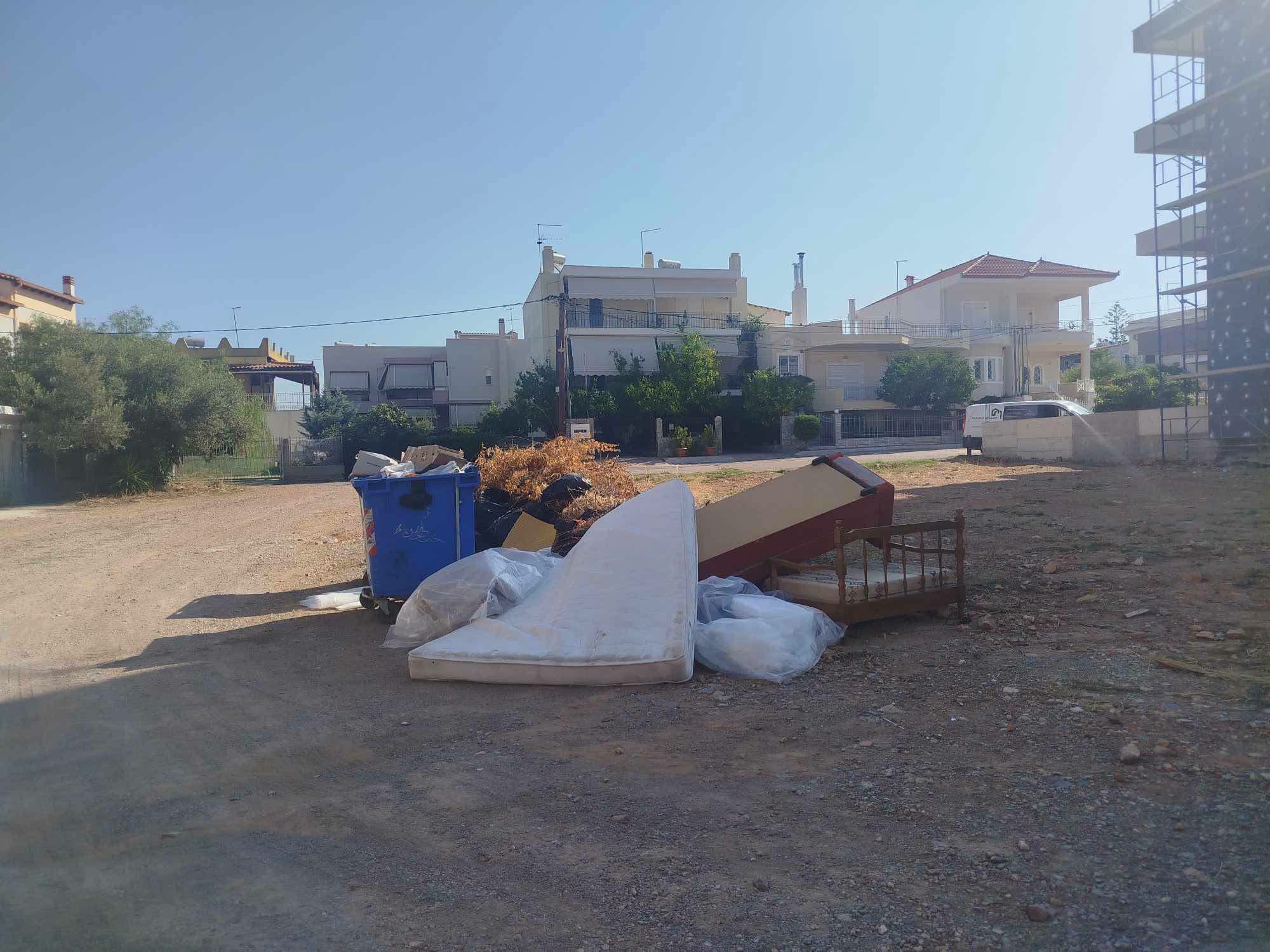 Εικόνες ντροπής από ασυνείδητους στην Εύβοια: Πετούν ογκώδη αντικείμενα όπου βρουν
