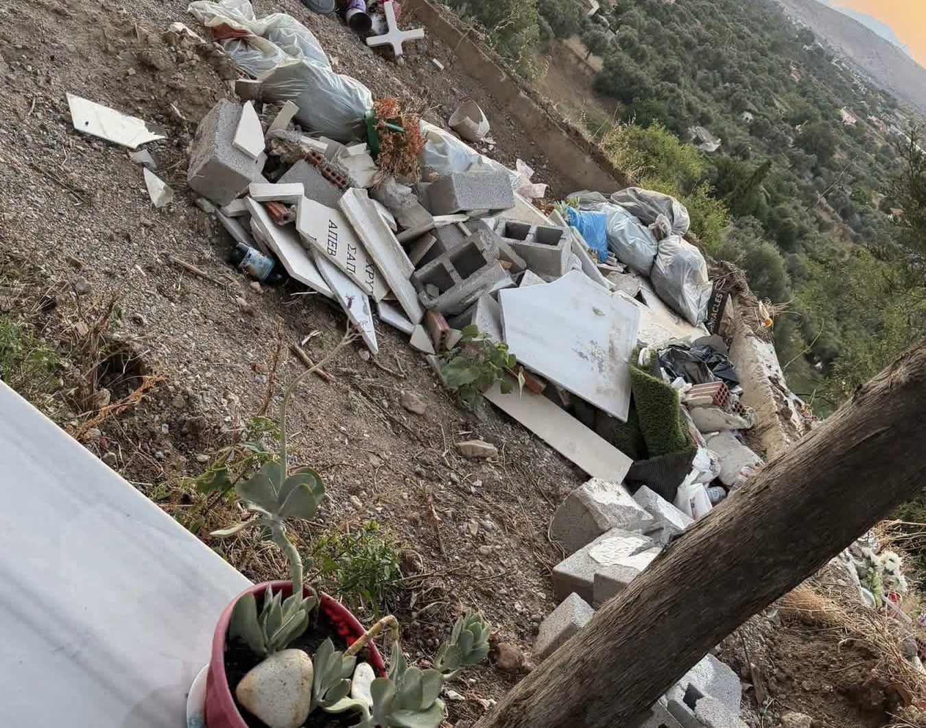 Εικόνες σοκ σε κοιμητήριο της Εύβοιας: Δείτε τι έκαναν