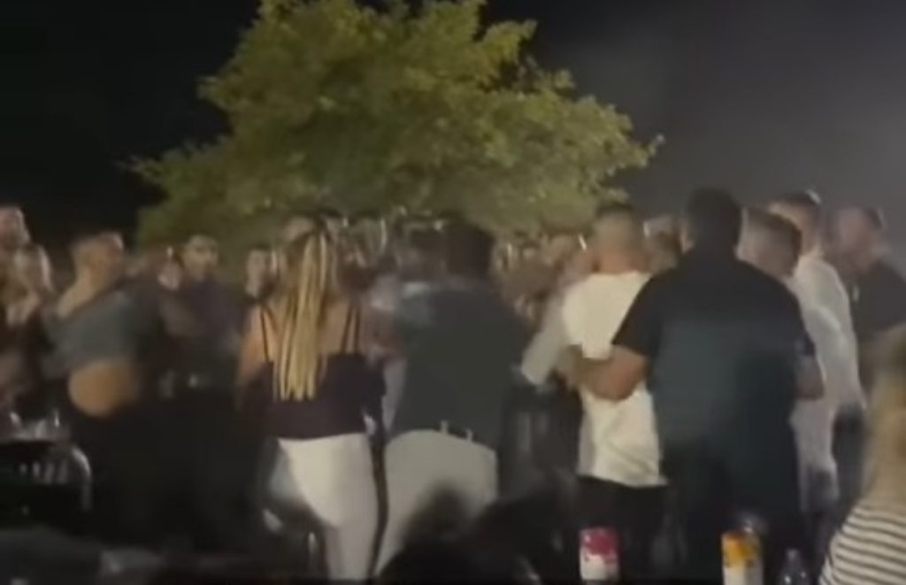 Άγριο ξύλο σε πανηγύρι έφευγαν τραπέζια και καρέκλες στον αέρα