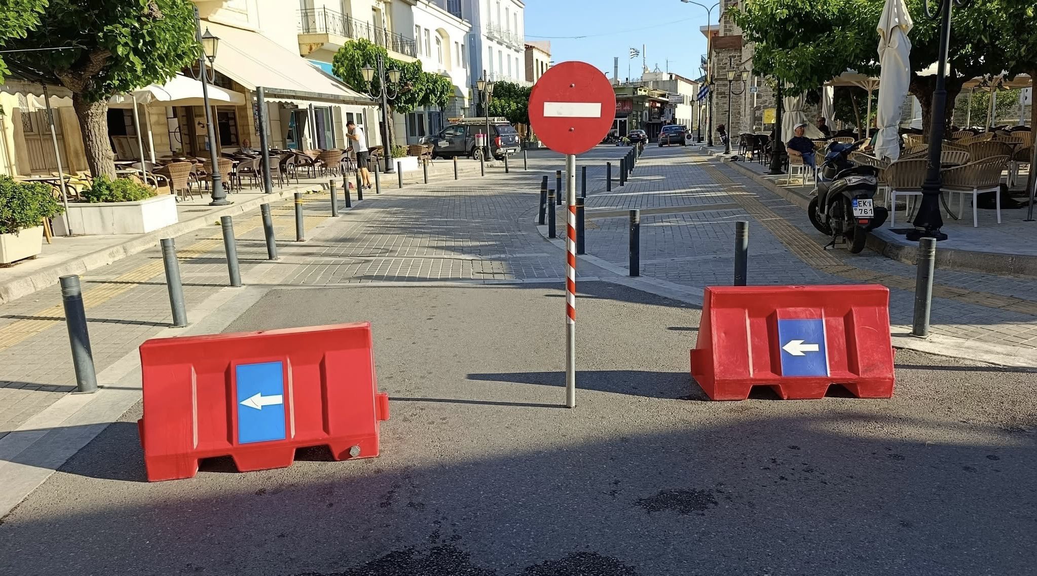 Τροχονόμος με ροζ σφυρίχτρα βάζει τάξη στους δρόμους της Εύβοιας