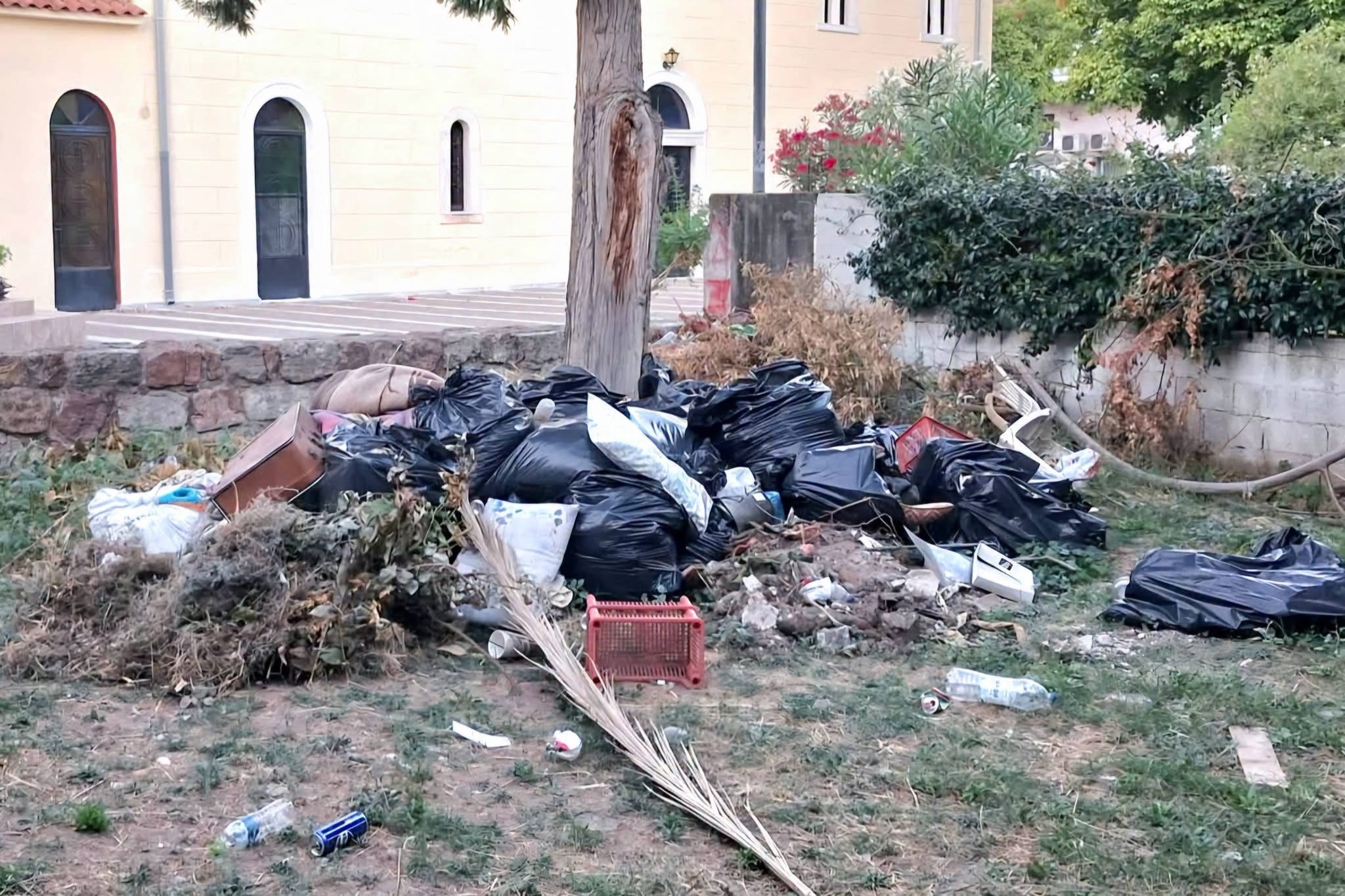 Εικόνες ντροπής στην Εύβοια: Ασυνείδητοι γέμισαν προαύλιο εκκλησίας με σκουπίδια