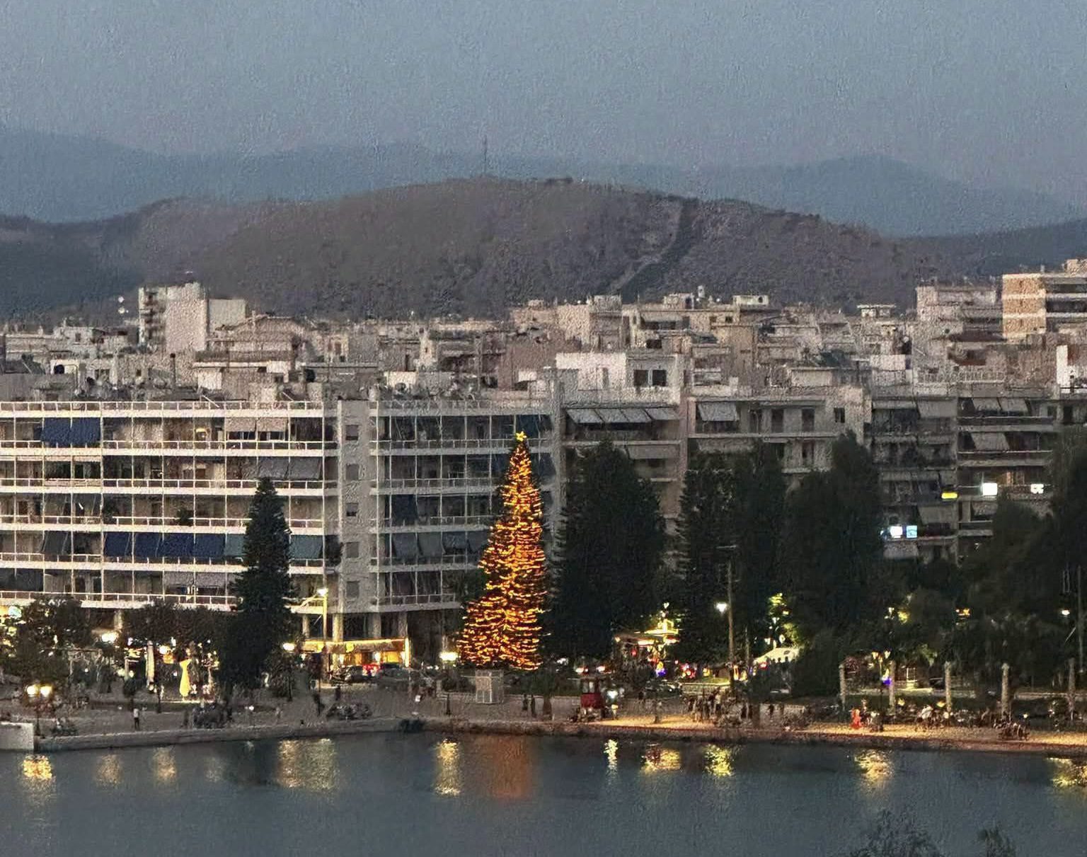 Χριστούγεννα μέσα στον Αύγουστο στη Χαλκίδα: Άναψαν τα λαμπάκια πάνω από τα… λιμνάζοντα νερά!