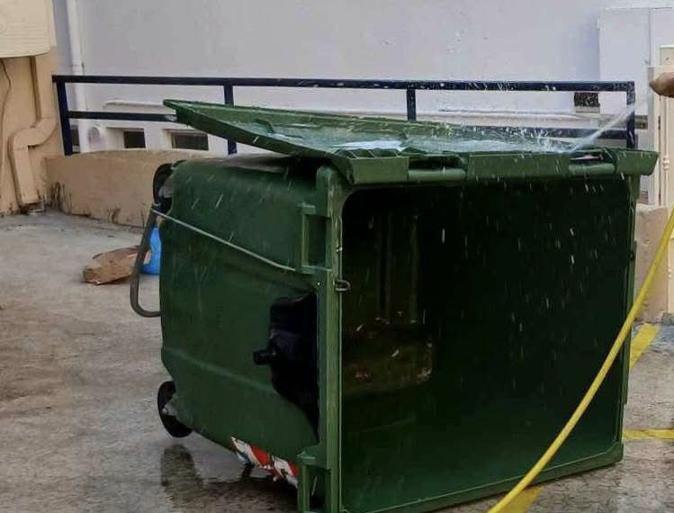 Κάτοικοι στην Εύβοια έπλυναν τους κάδους απορριμμάτων- Εικόνες