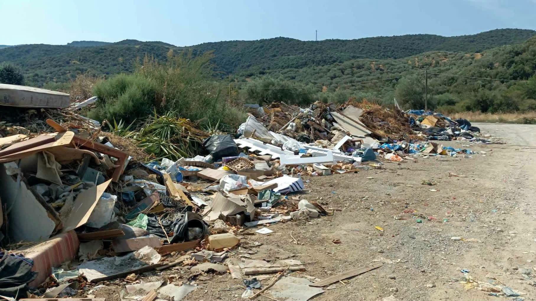 «Βόμβα» έξω από γήπεδο στην Εύβοια: Ασυνείδητοι πετούν σκουπίδια και ογκώδη αντικείμενα