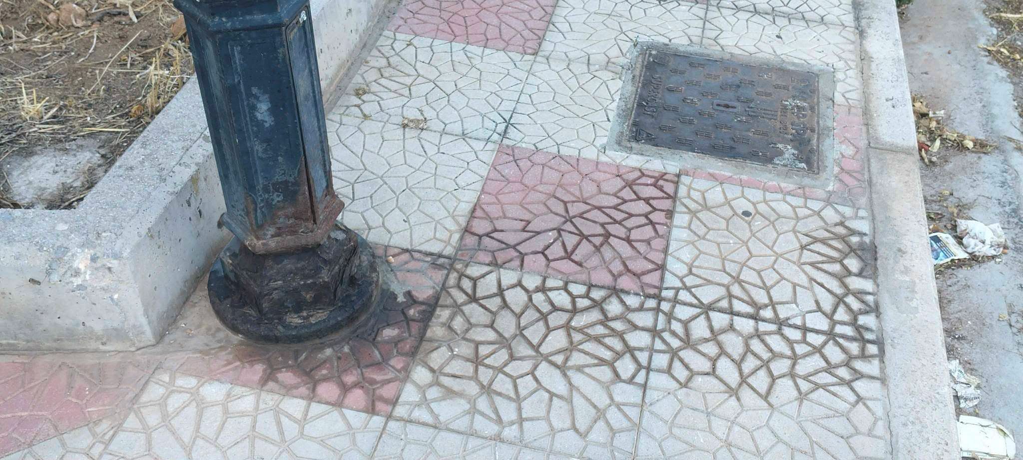 Σοβαρός κίνδυνος από κολόνα φωτισμού στην Εύβοια – Έχει σαπίσει