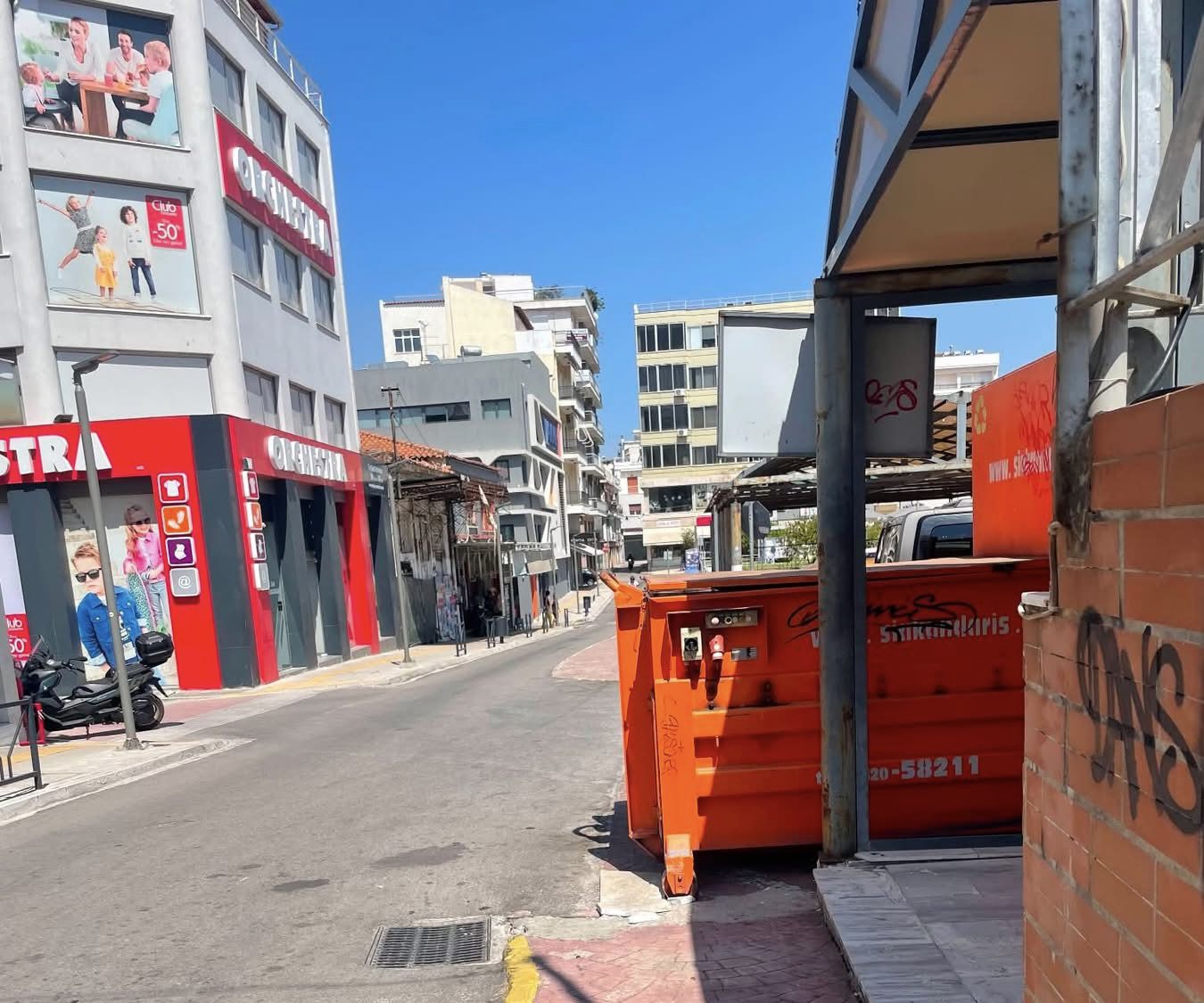 Τεράστιος κάδος κλείνει το πεζοδρόμιο στη Χαλκίδα