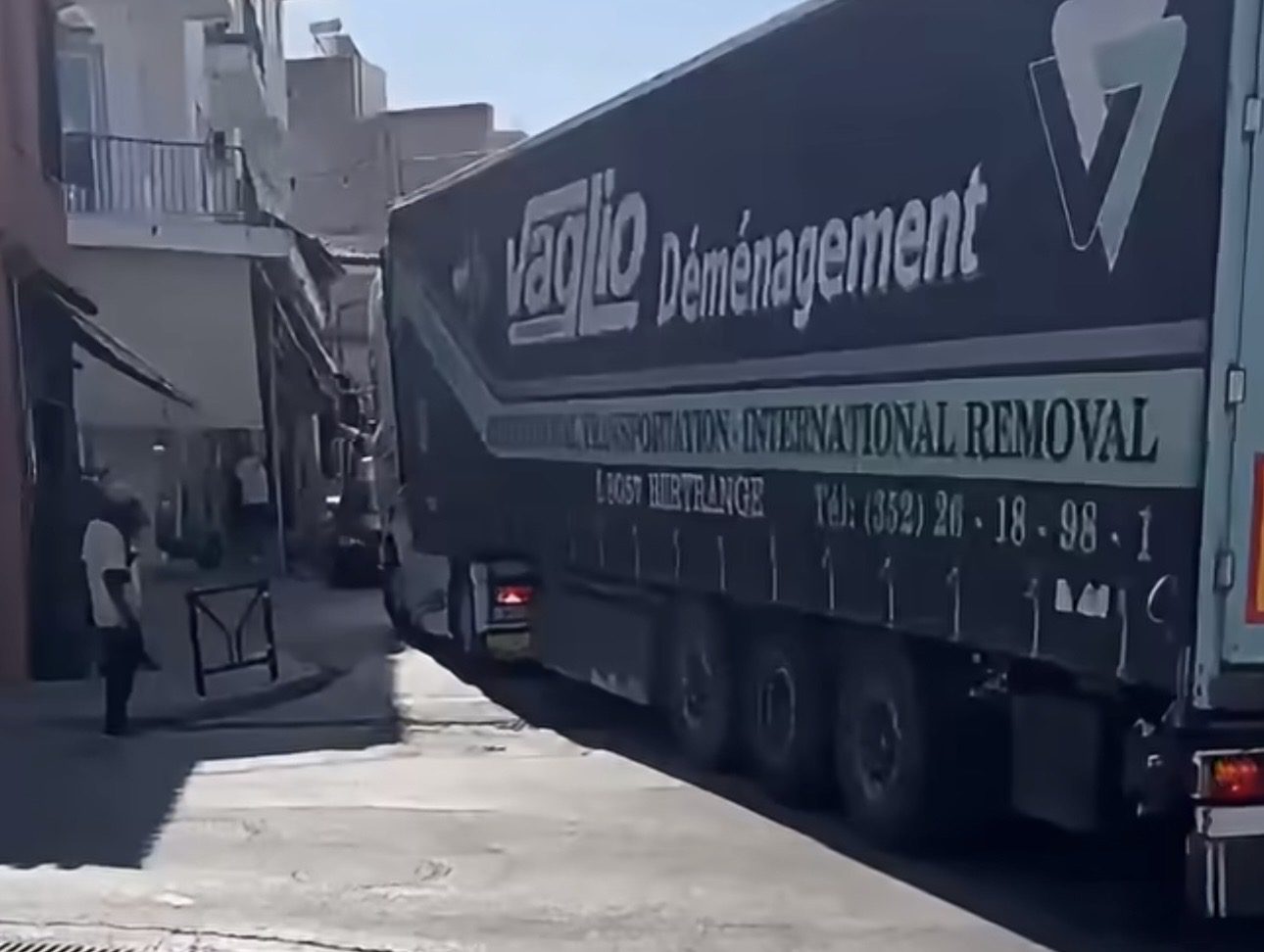 Κόλλησε φορτηγό σε κεντρικό δρόμο της Εύβοιας