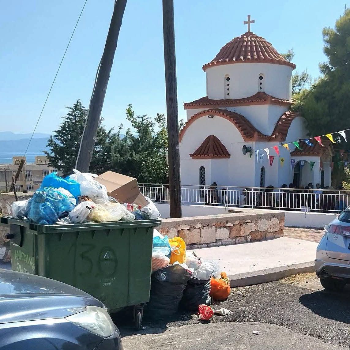 Εικόνες ντροπής στην Εύβοια: Έκαναν εσπερινό δίπλα στα σκουπίδια