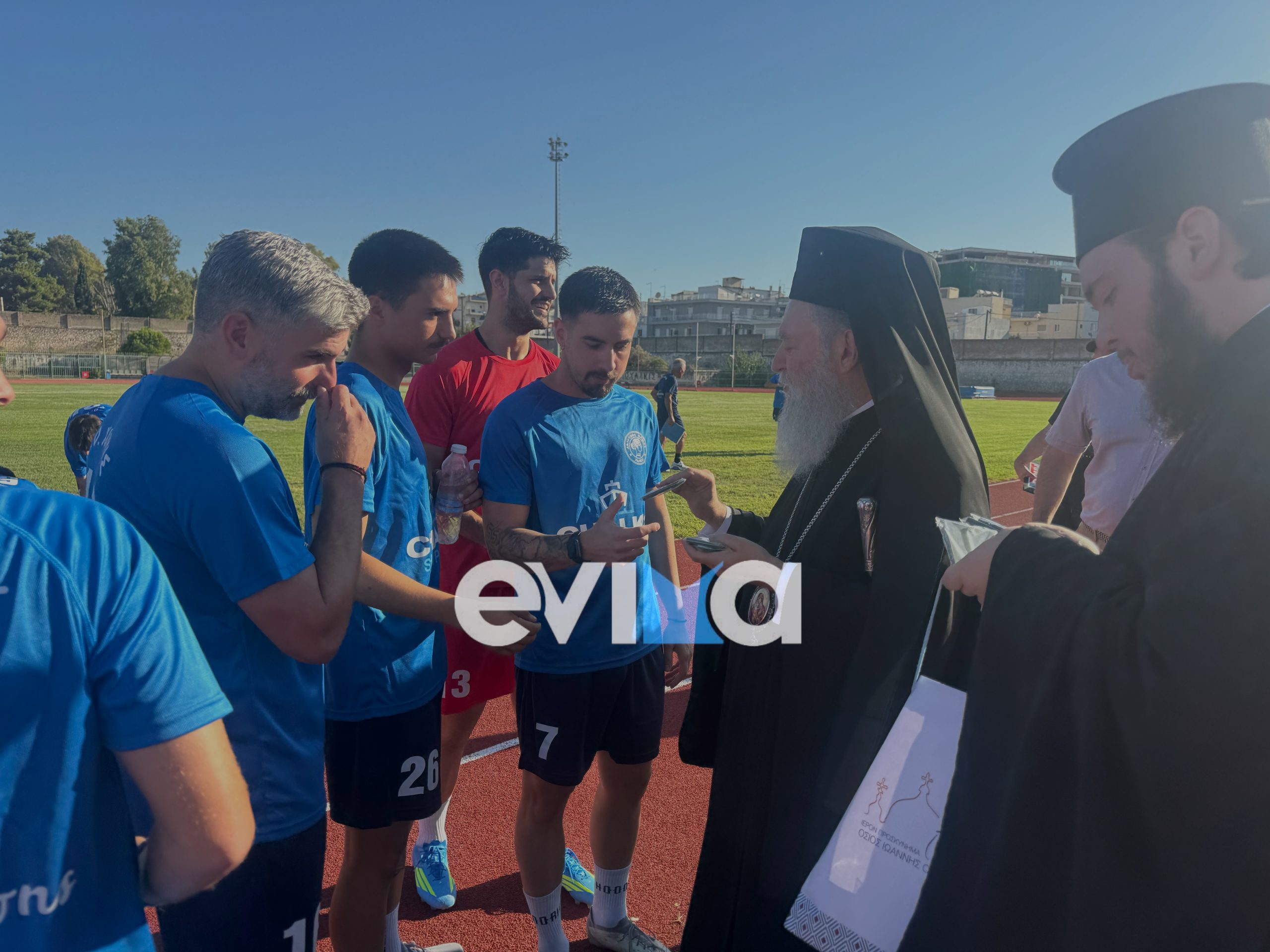Α. Ο. Χαλκίς: Στον αγιασμό ο Μητροπολίτης – Η κίνηση του κ. Χρυσόστομου μέσα στο γήπεδο που συγκίνησε
