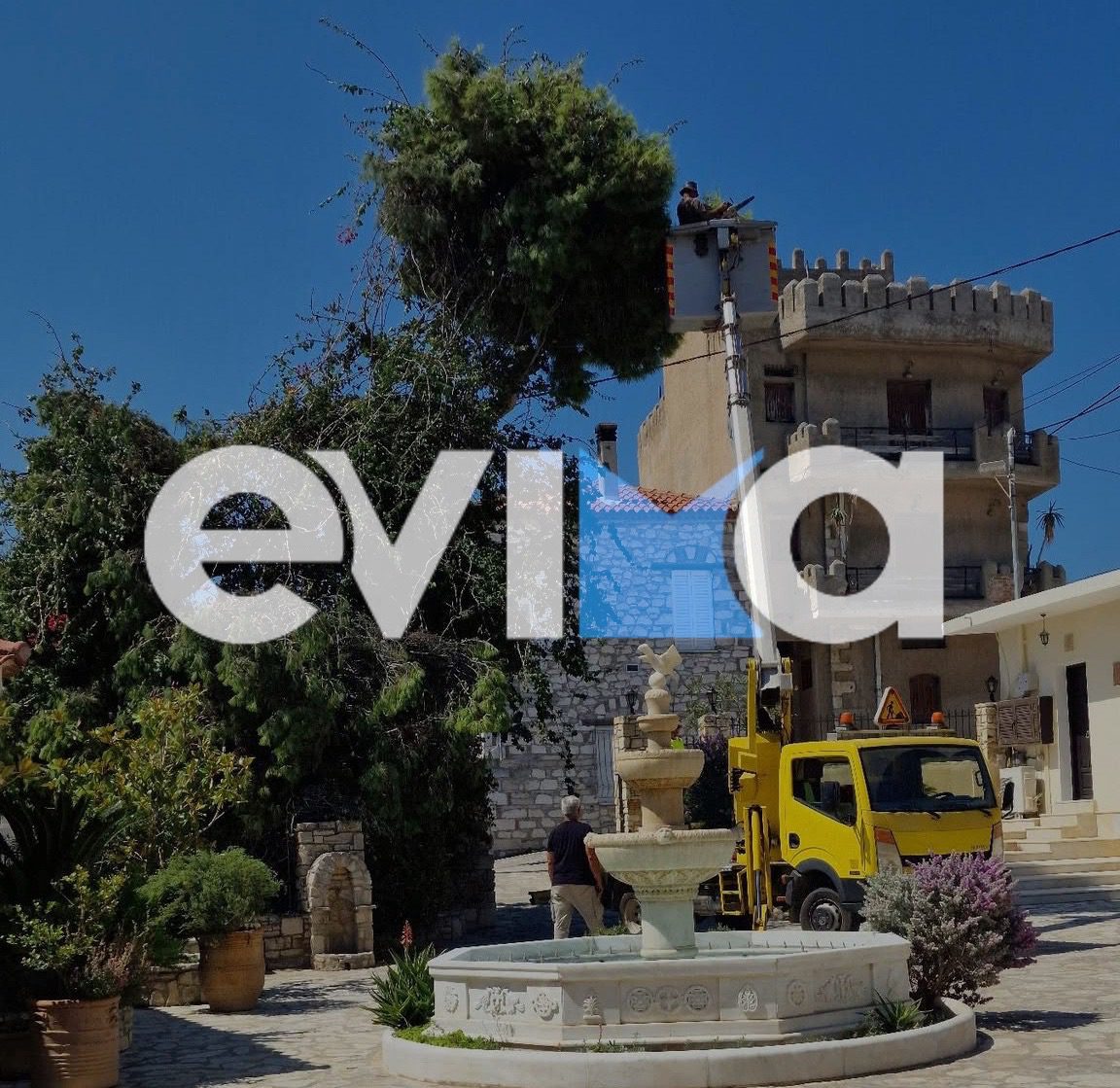 Εύβοια: Οι ισχυροί άνεμοι έσπασαν μεγάλο πεύκο σε αυλή εκκλησίας