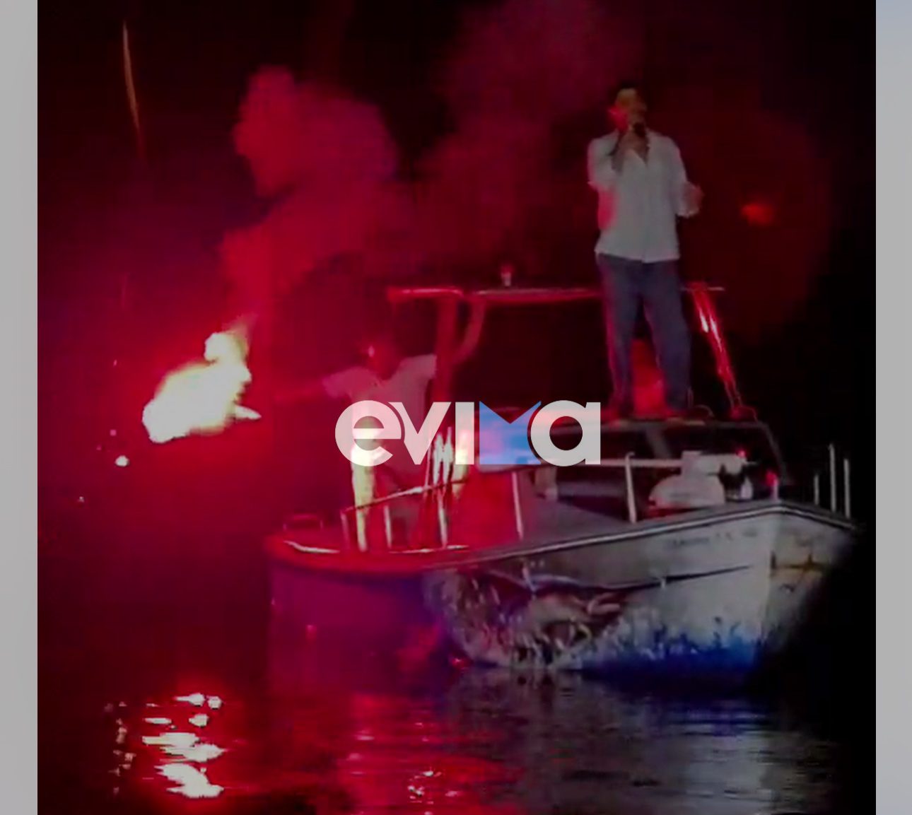 Απίστευτη είσοδος τραγουδιστή στην Εύβοια: Έφτασε με καΐκι και τραγουδούσε