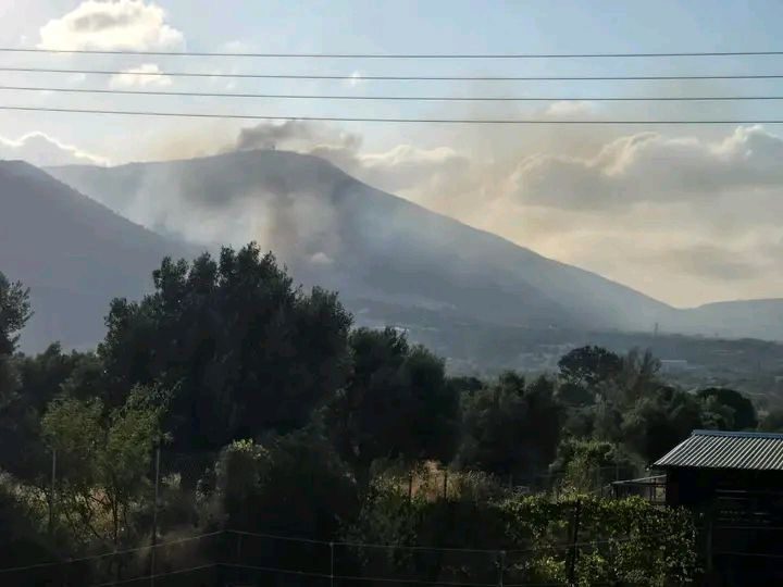 Μεγάλη φωτιά στον Κουβαρά Αττικής: Ήχησε το 112, καίει κοντά σε σπίτια