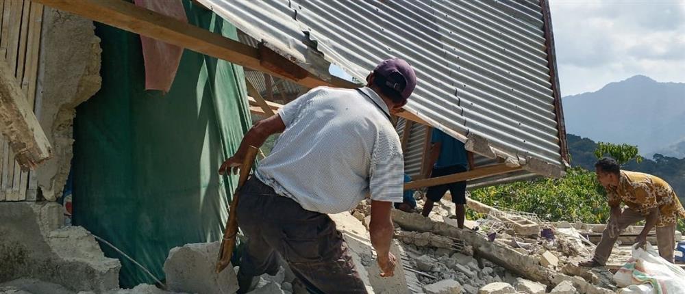 Ινδονησία: Τουλάχιστον είκοσι άνθρωποι σκοτώθηκαν από τον σεισμό των 7,7 βαθμών